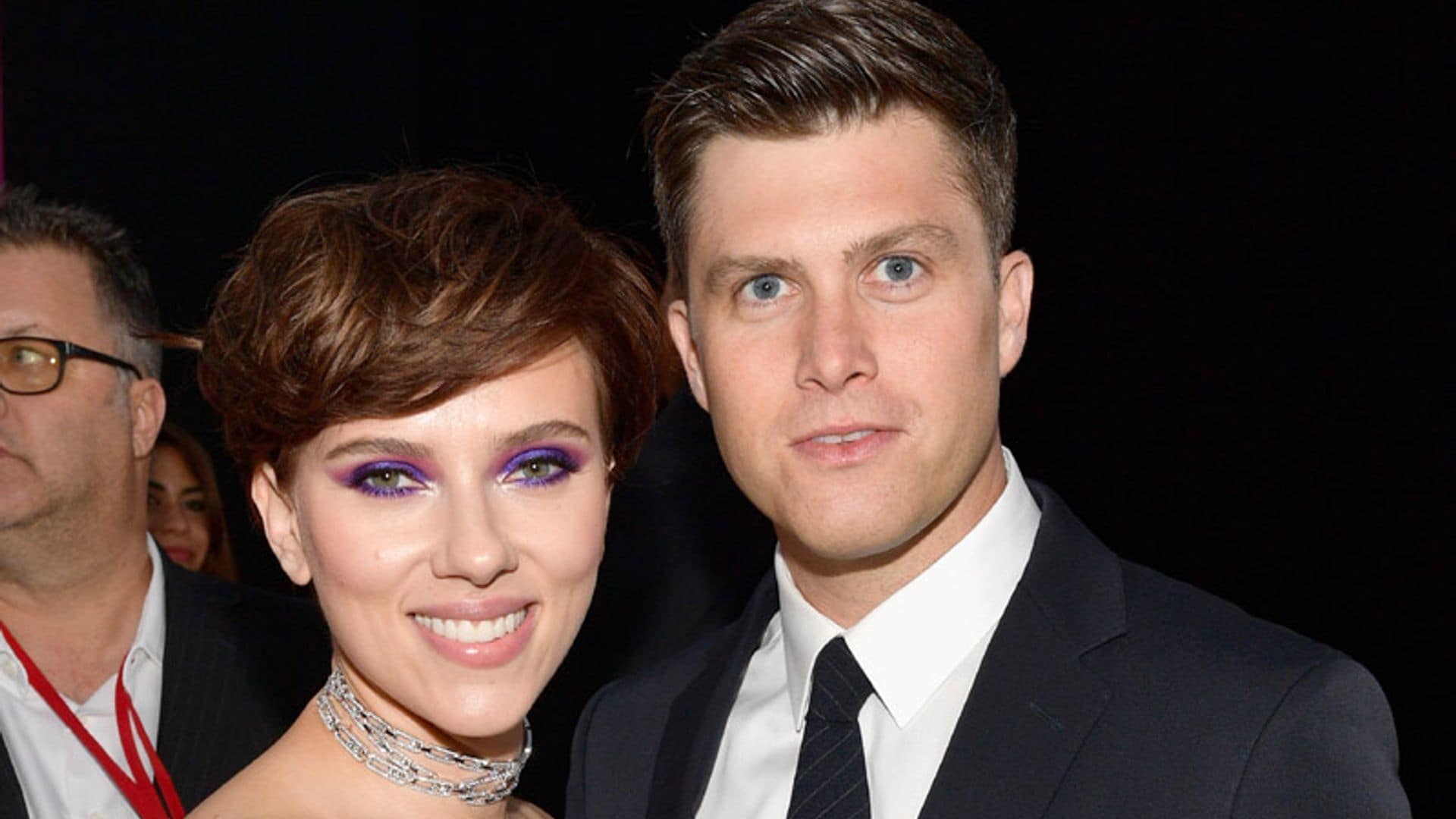 ¡Saltan chispas! Scarlett Johansson y Colin Jost, enamoradísimos en su debut sobre la alfombra roja