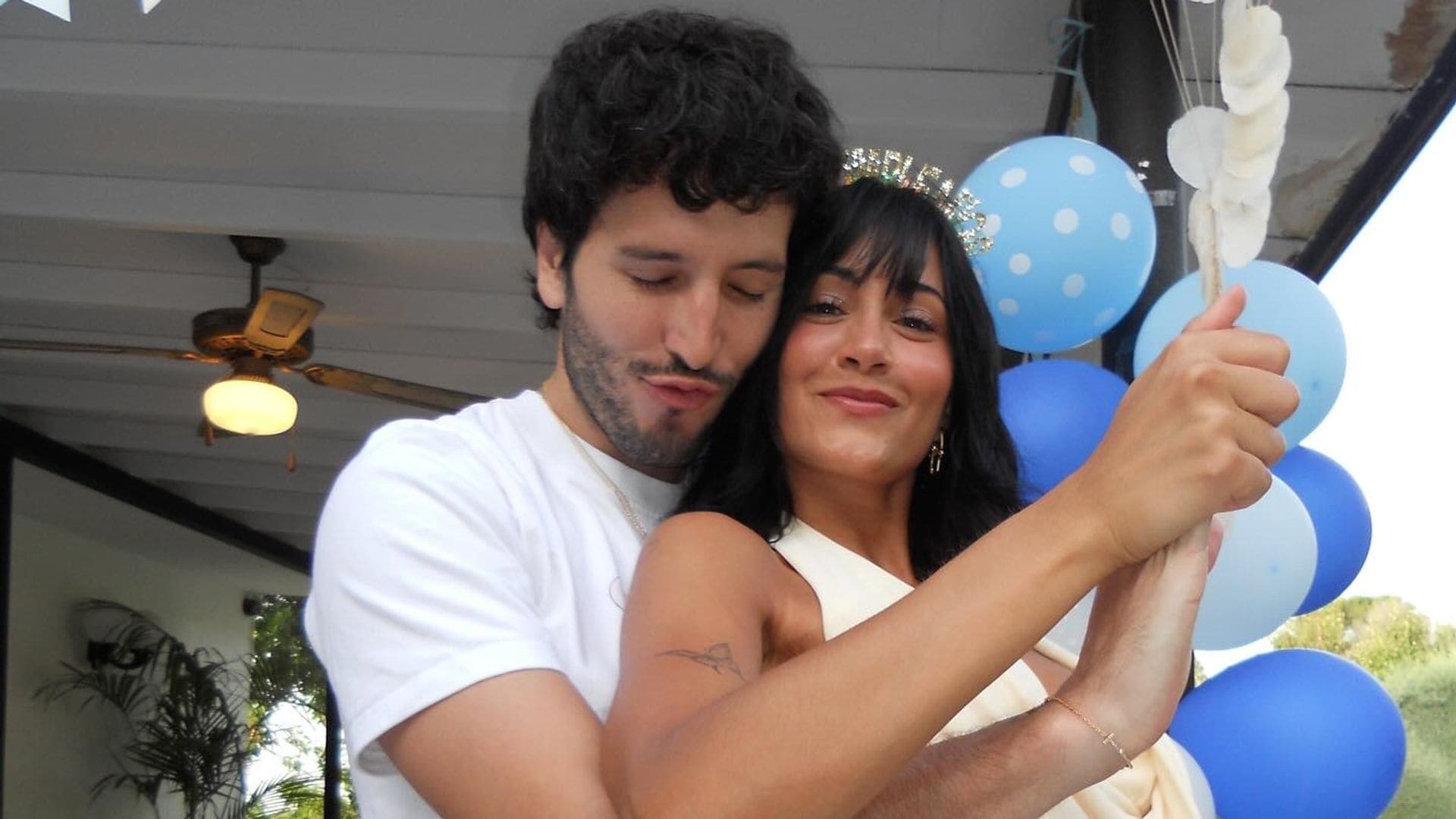 En brazos de Sebastián Yatra, Aitana celebra su cumpleaños número 25
