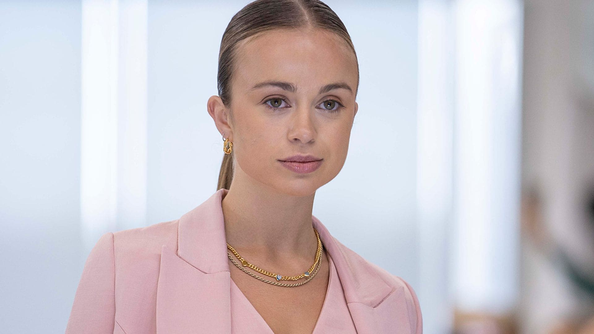 Como una auténtica musa del Renacimiento, Amelia Windsor posa para su primer retrato de época