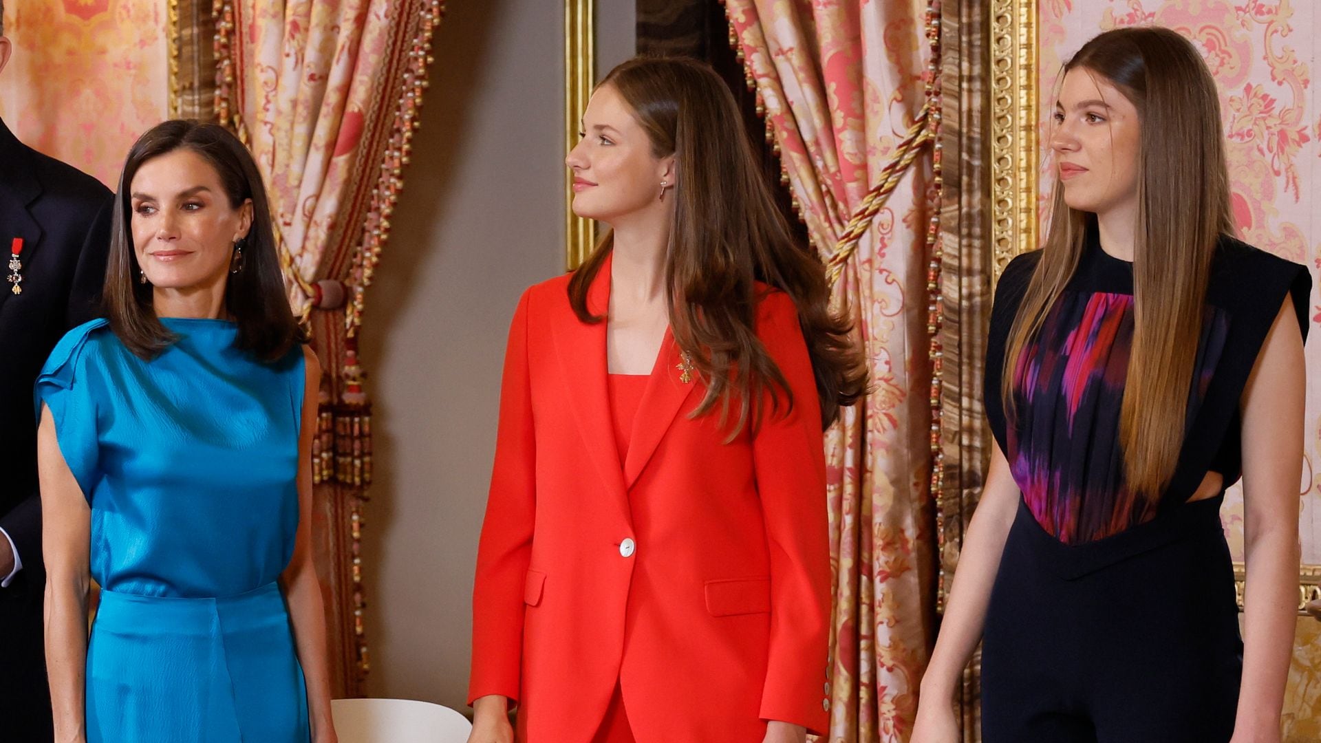 Los looks de la reina Letizia y sus hijas: melenas 'glossy' y maquillajes naturales