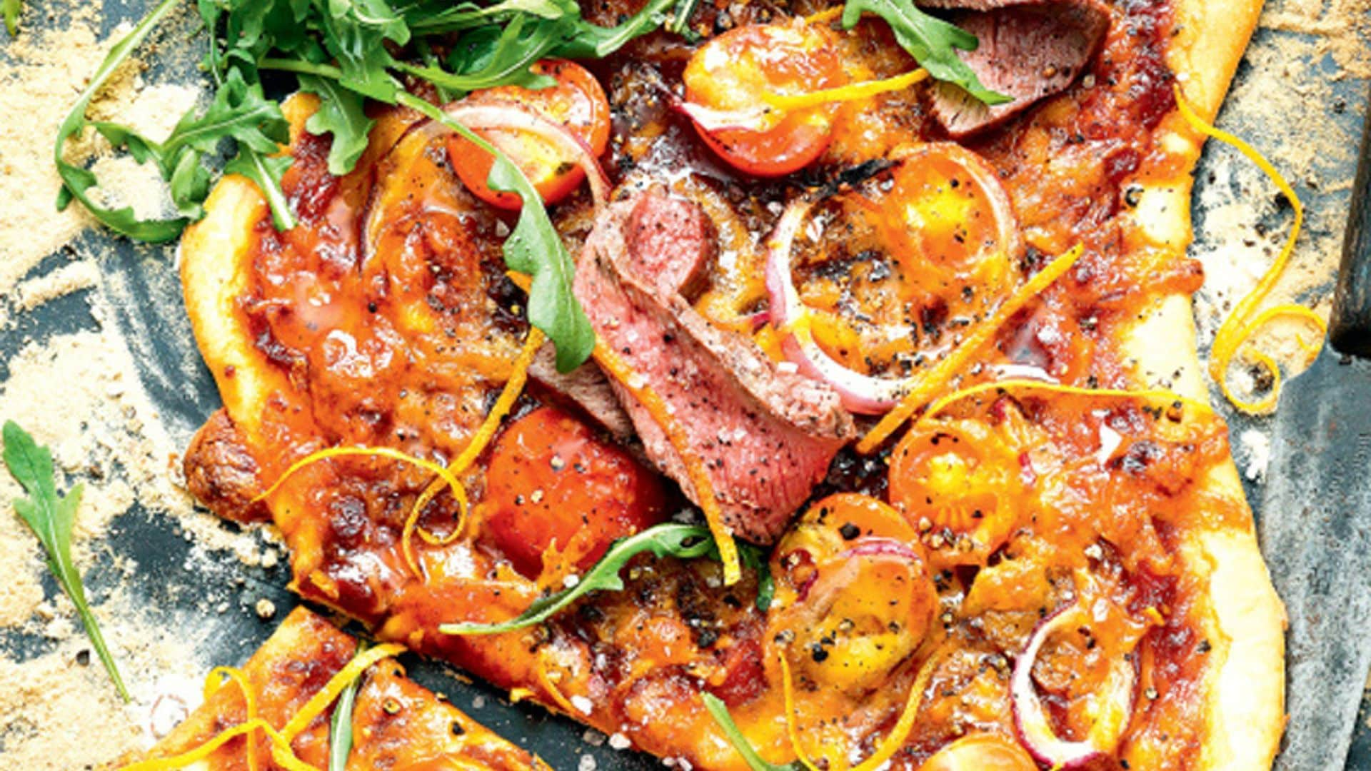 Pizza de tomatitos y ternera con salsa barbacoa