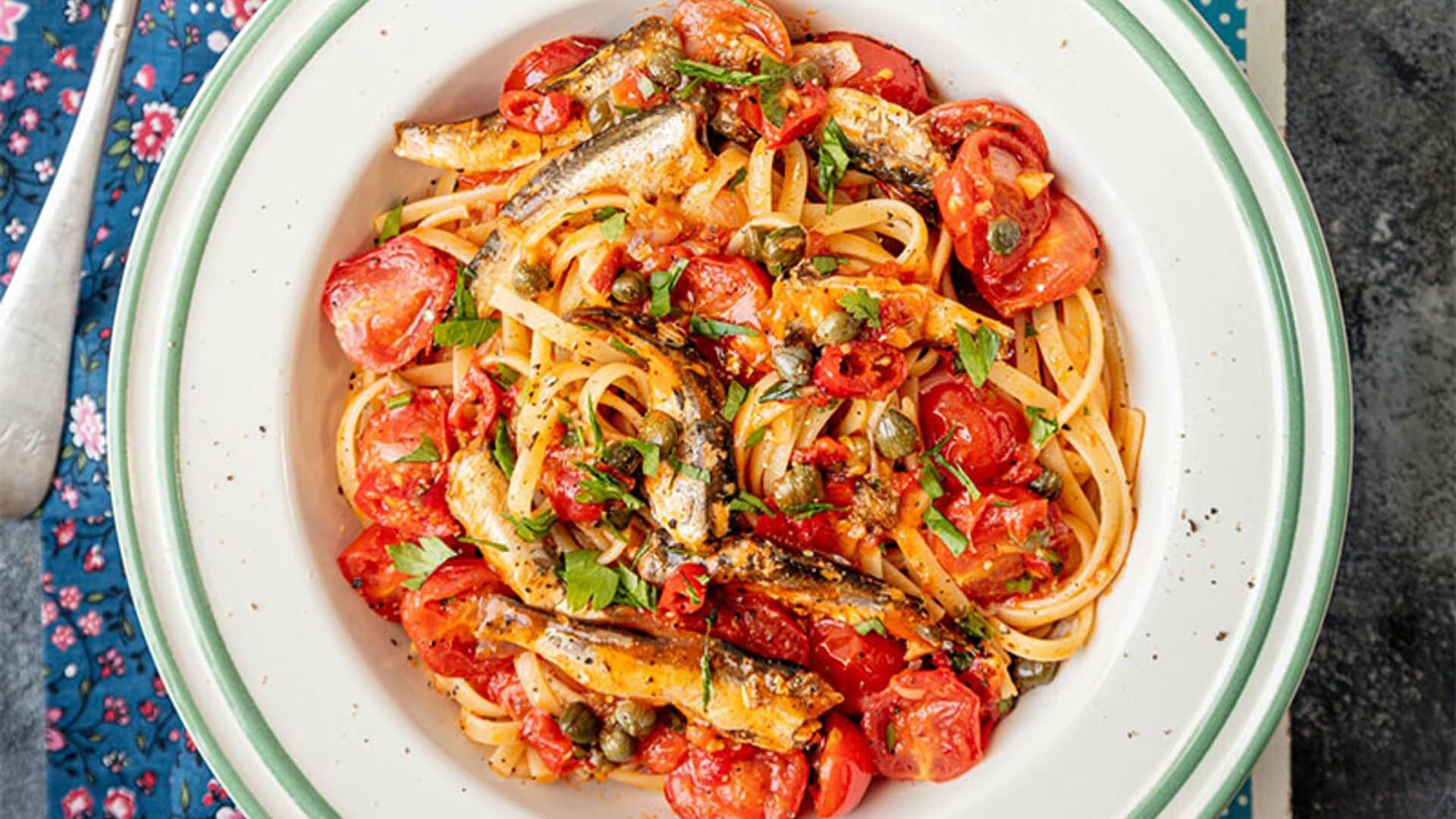 Espaguetis con sardinas, tomate y alcaparras