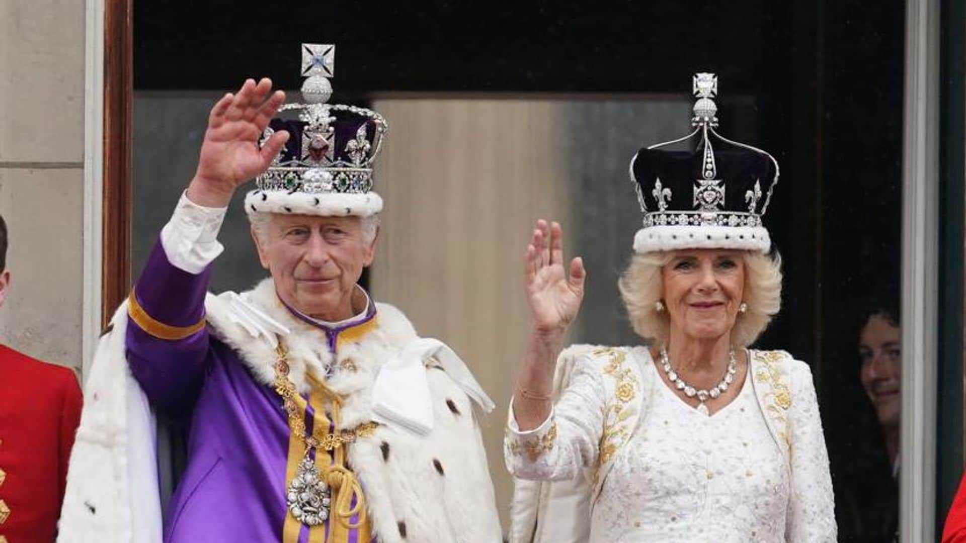 Los reyes Carlos III y Camilla protagonizan su primer saludo desde el balcón en el Palacio de Buckingham