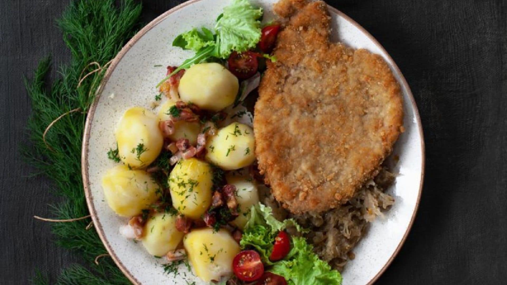 Chuleta de cerdo a la milanesa con patatas y repollo frito