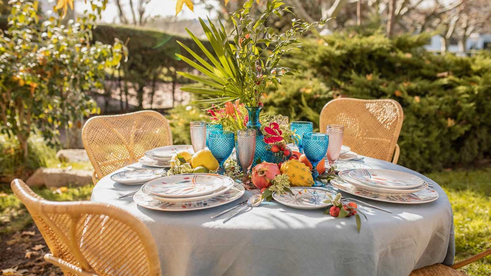 Consejos de un maestro florista para decorar con flores la mesa de verano