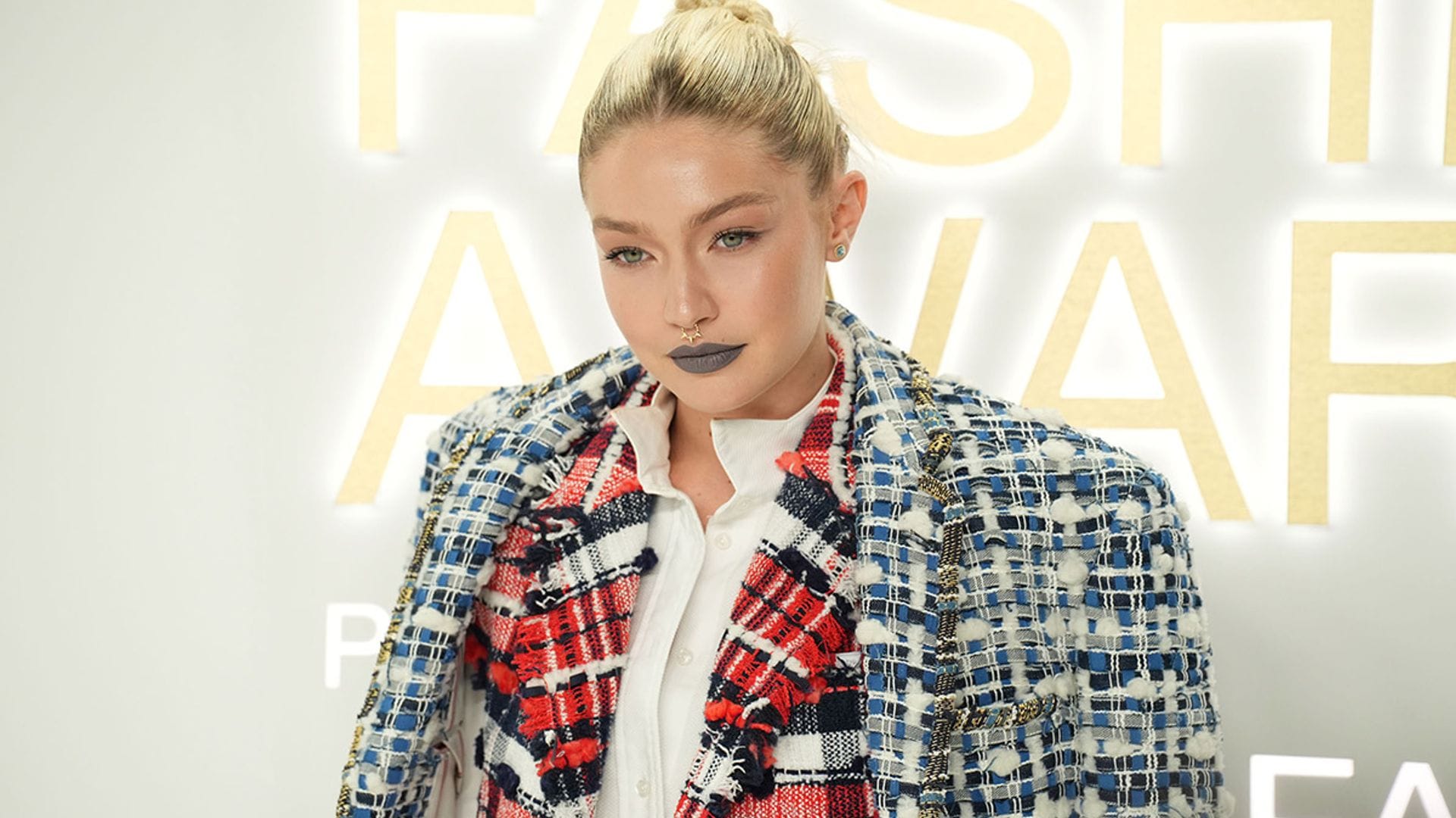 Gigi Hadid se suma a la fiebre del 'tweed' con una versión de lo más innovadora