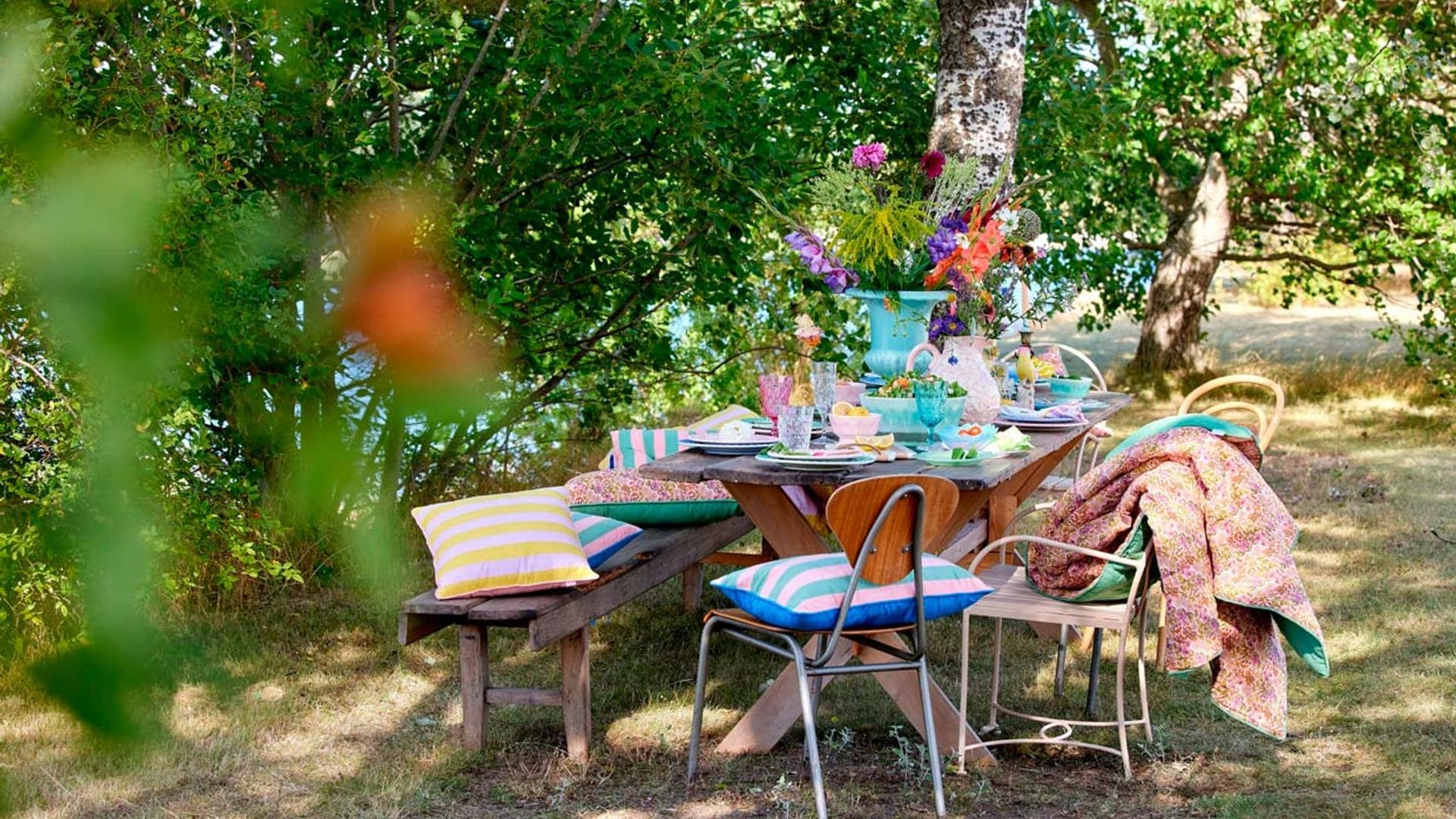 Cómo decorar una mesa al aire libre para que luzca perfecta