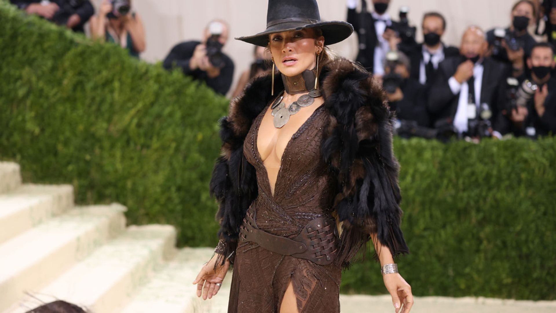 Jennifer Lopez se convierte en una 'cowgirl' para celebrar la moda estadounidense en la Gala MET