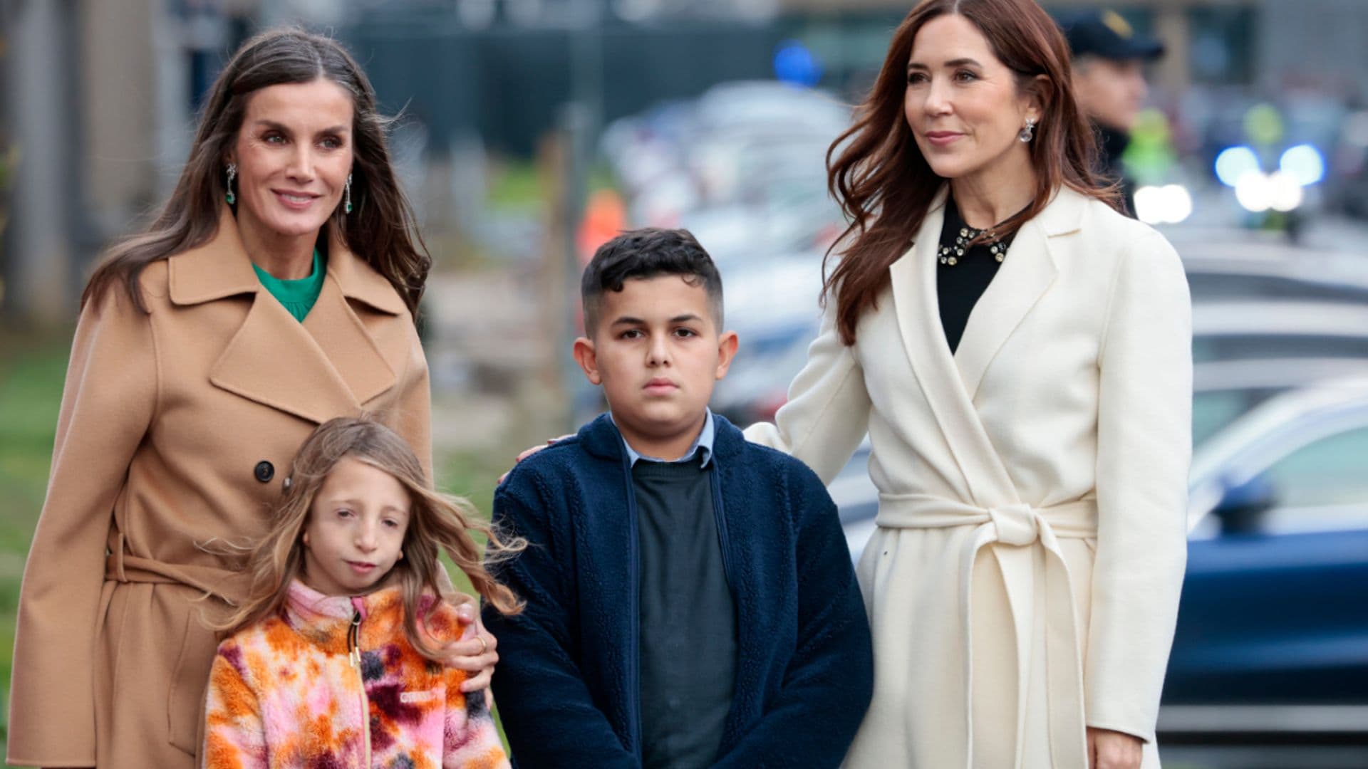 Mary de Dinamarca le enseña a la reina Letizia el hospital infantil que lleva el nombre de la Princesa