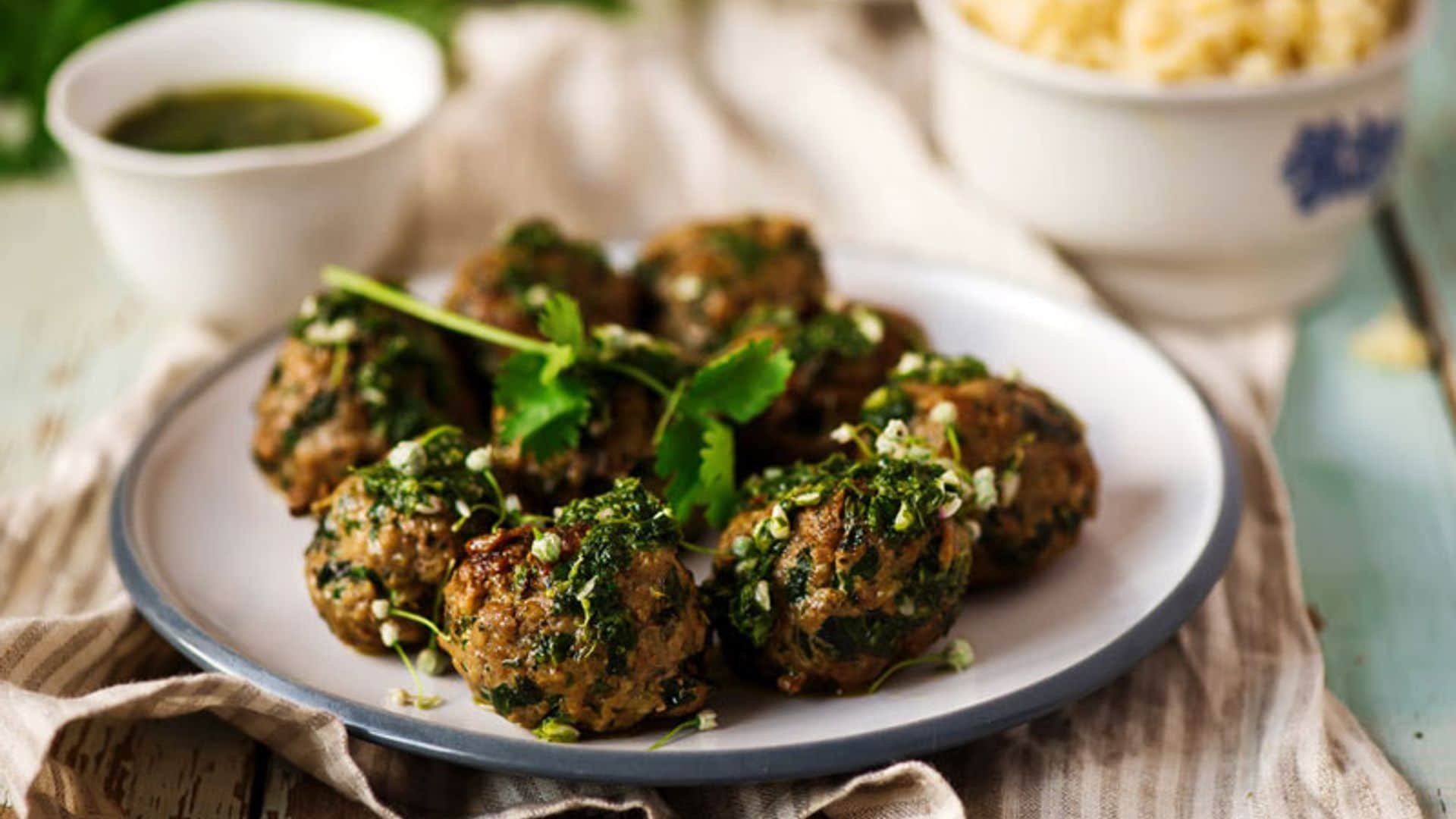 Albóndigas de carne y acelgas con piñones y chimichurri