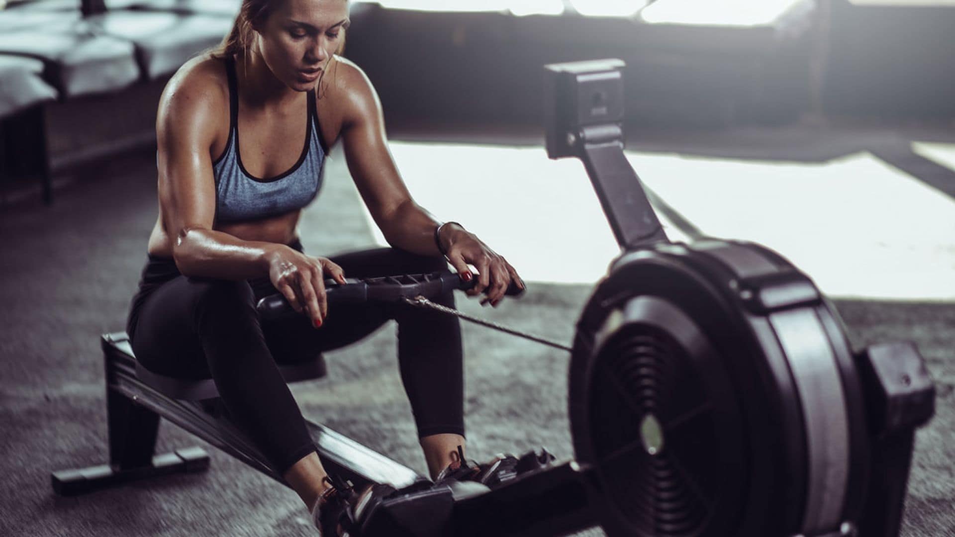 Ejercicios para quemar calorías y marcar abdominales con la máquina de remo