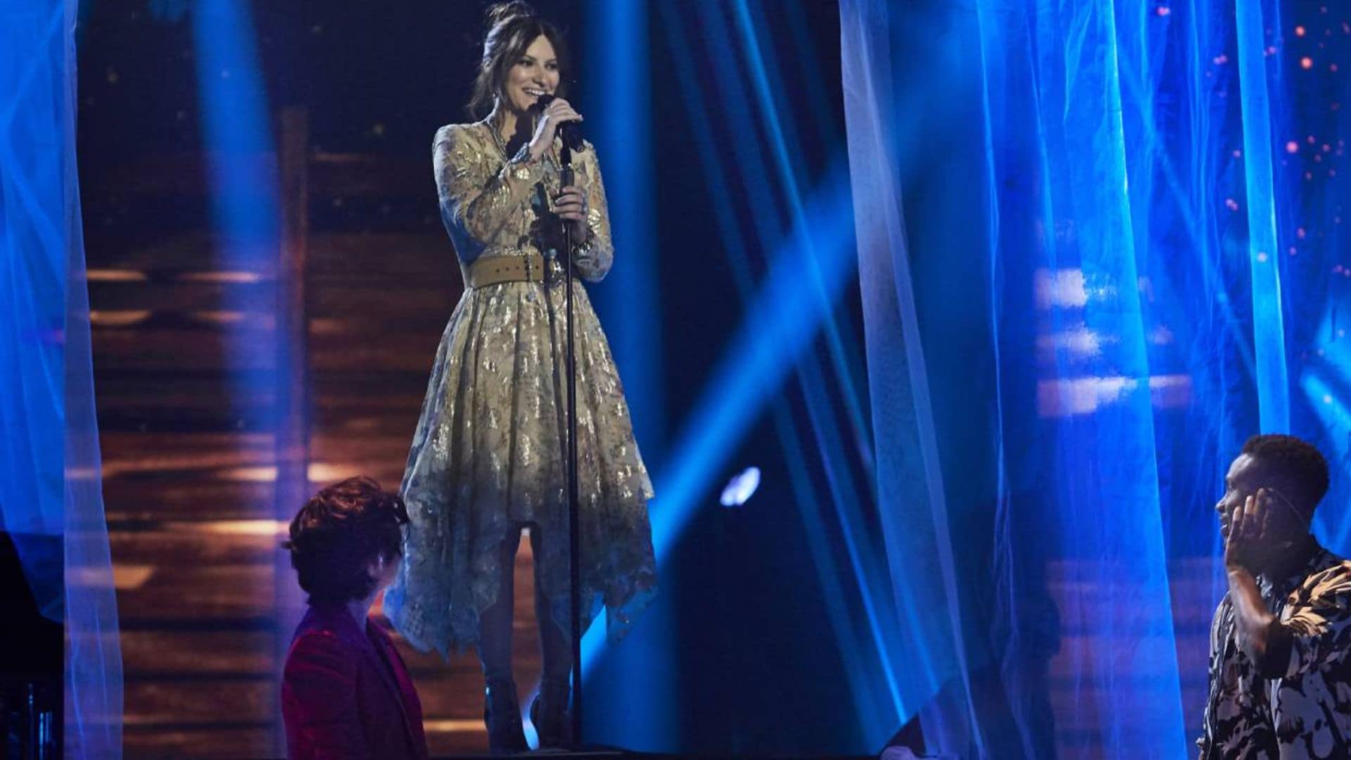 Laura Pausini celebra llegar a la final de 'La Voz' con sus dos talentos: Paula Espinosa y Kelly Isaiah