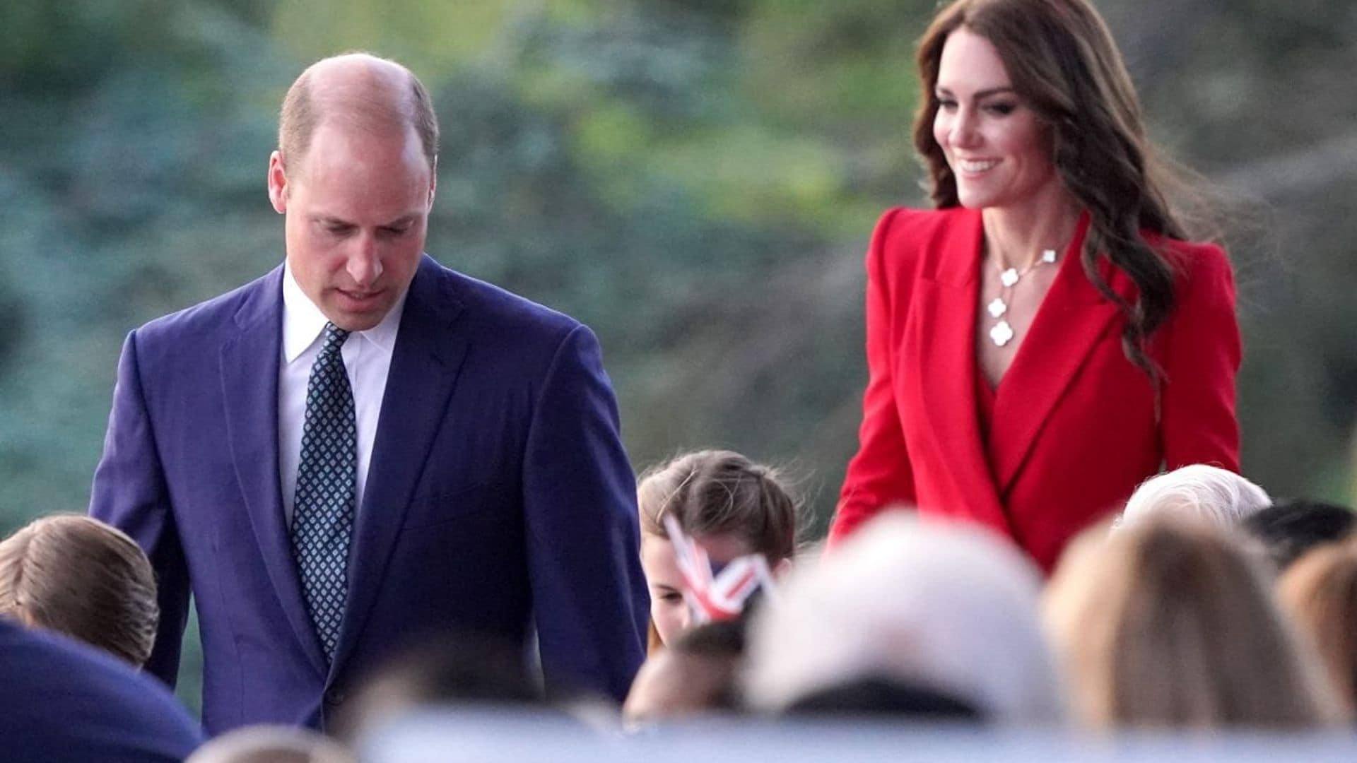 De elegante carmín, Kate Middleton deslumbra en el concierto por la coronación de Carlos III