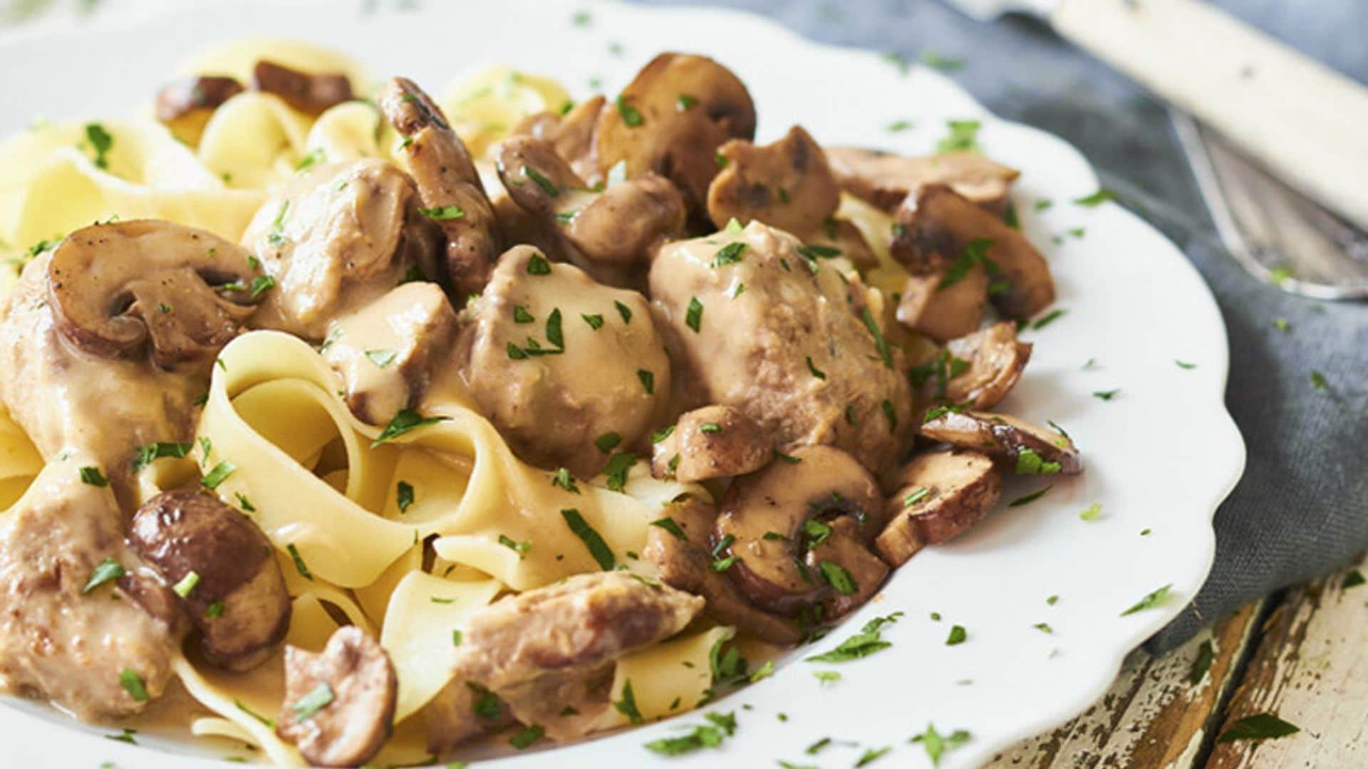 Cintas de pasta con 'goulash' y champiñones