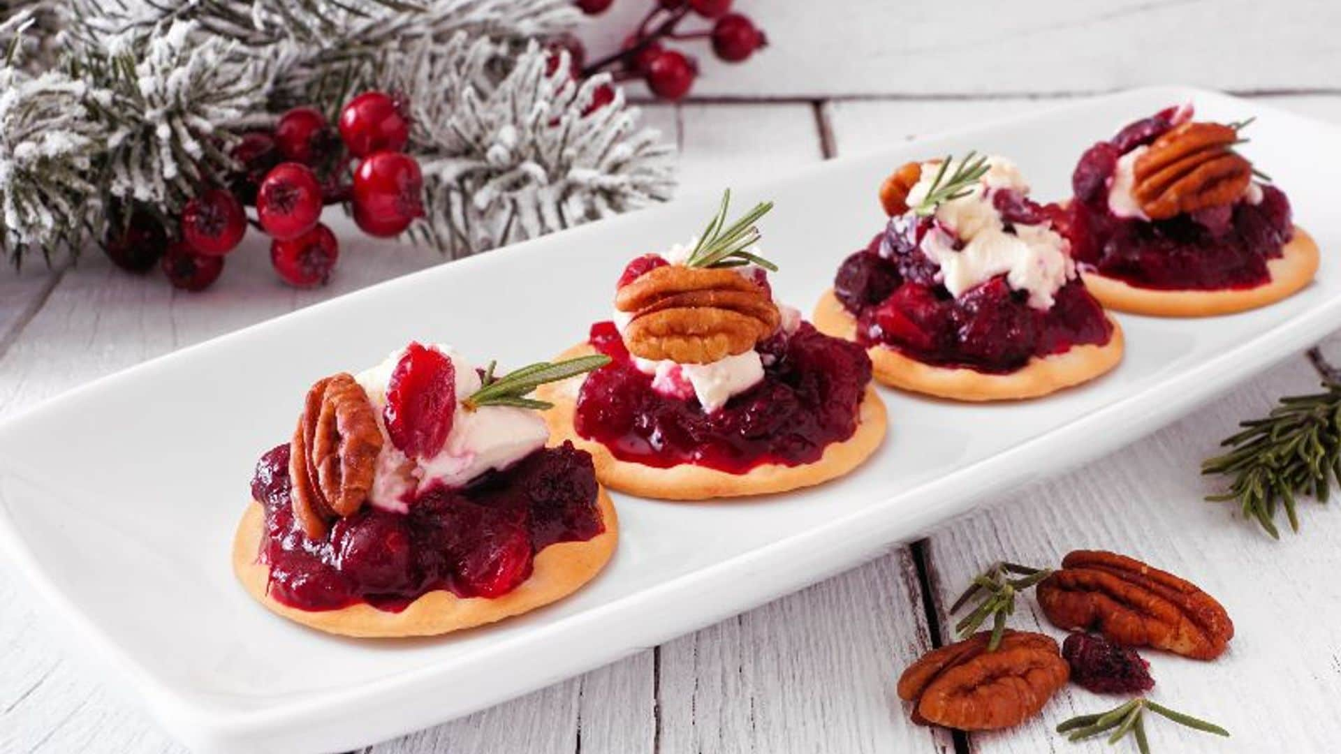 Galletas con mermelada de frutos rojos y pecanas