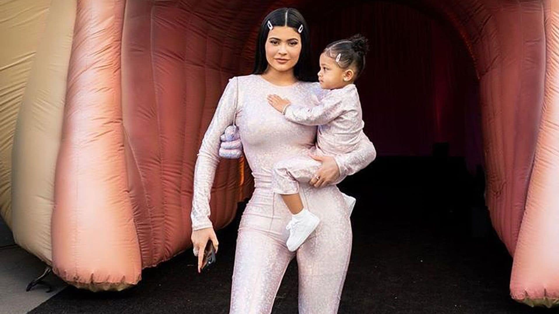 Stormi canta el éxito viral de su madre, Kylie Jenner, en un karaoke