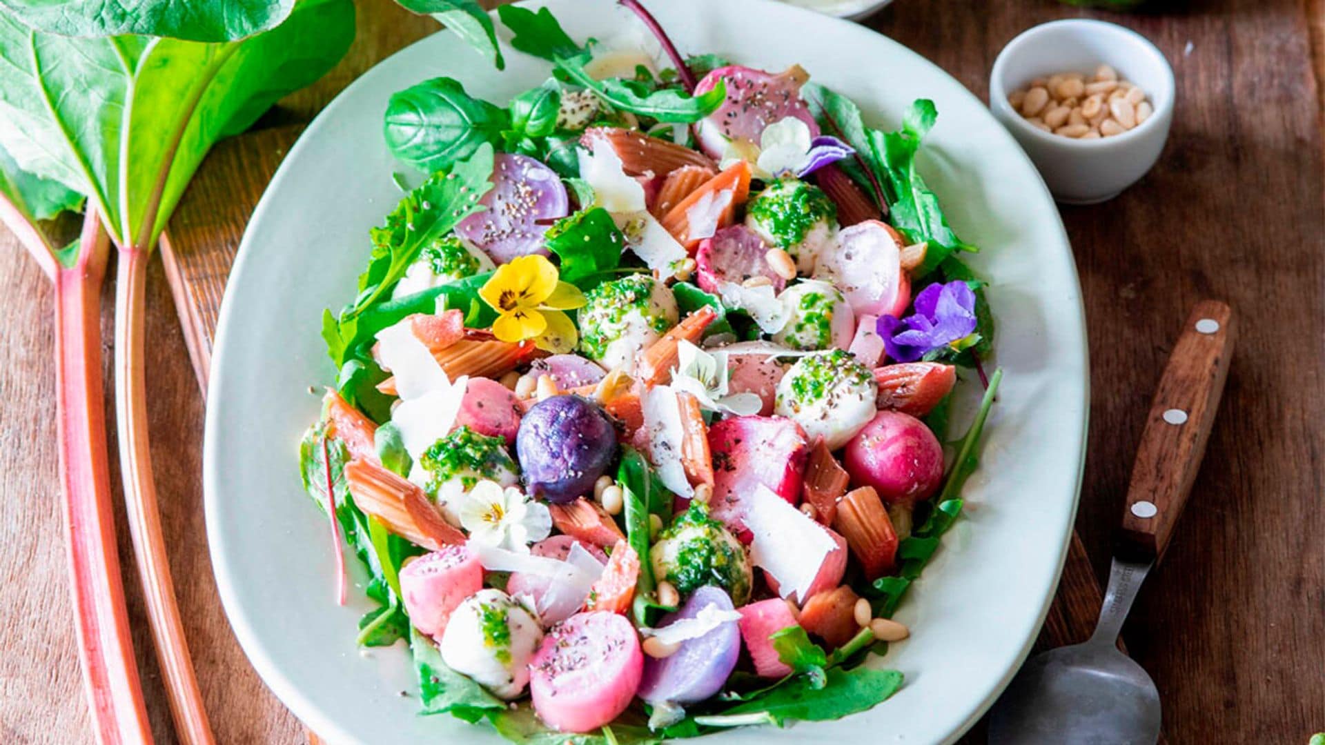 Ensalada con ruibarbo, rabanitos, coles y queso