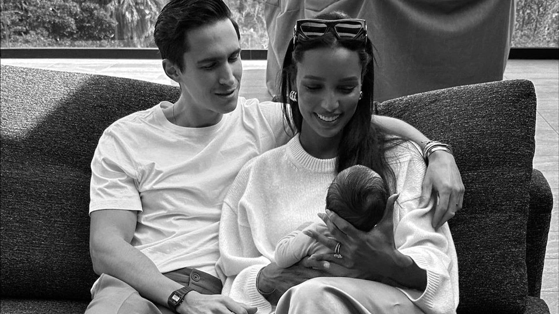 El emotivo posado sin precedentes de Jasmine Tookes junto a su marido y su bebé