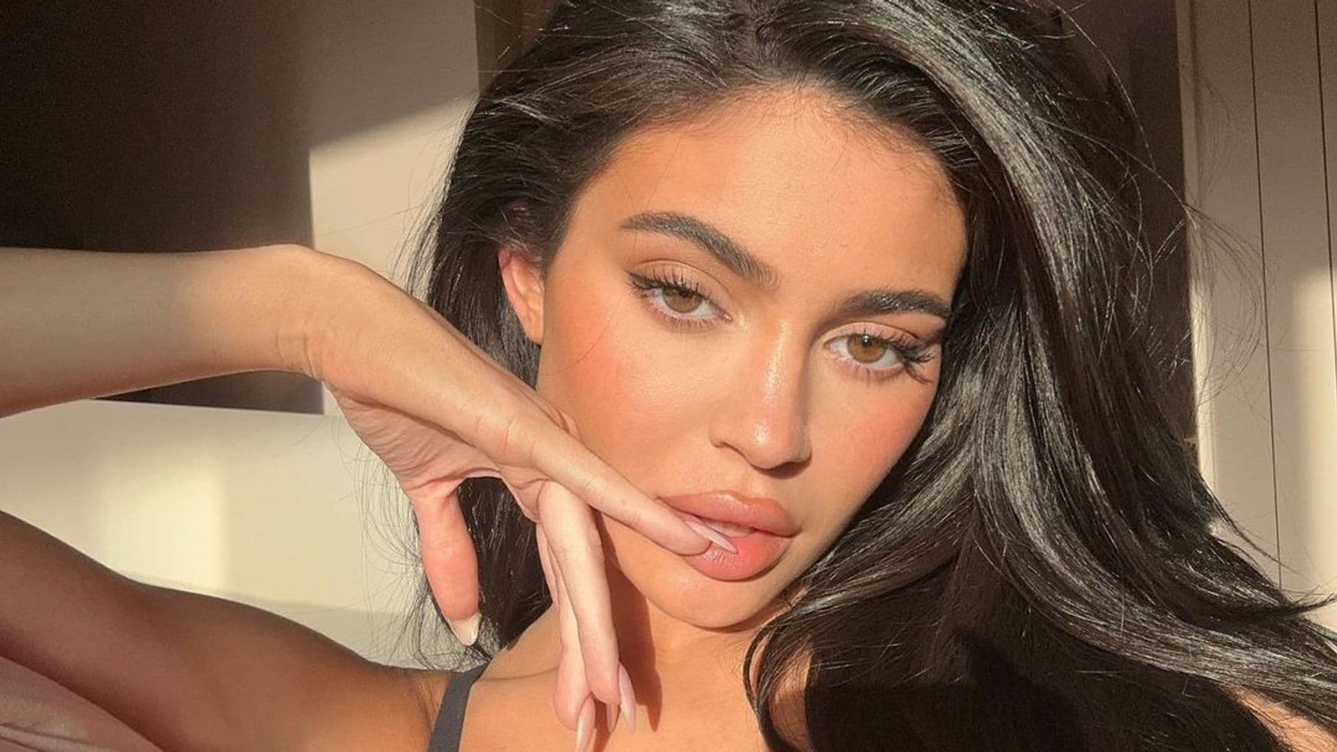 Kylie Jenner lo confirma: este otoño se llevan las uñas cuadradas