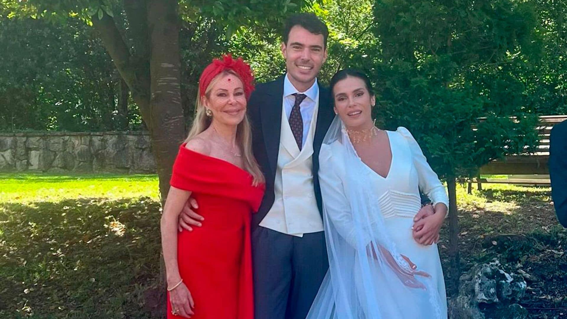 Juancho García Obregón y Cristina Gutiérrez ya son marido y mujer: los invitados cuentan cómo ha sido la ceremonia
