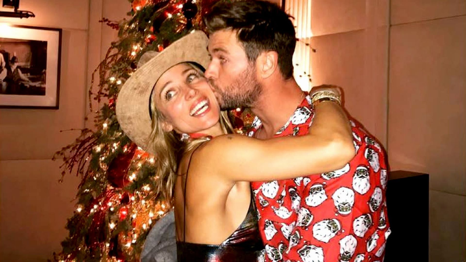 Las divertidas acrobacias de Elsa Pataky y Chris Hemsworth poniendo el árbol de Navidad ante las carcajadas de sus hijos