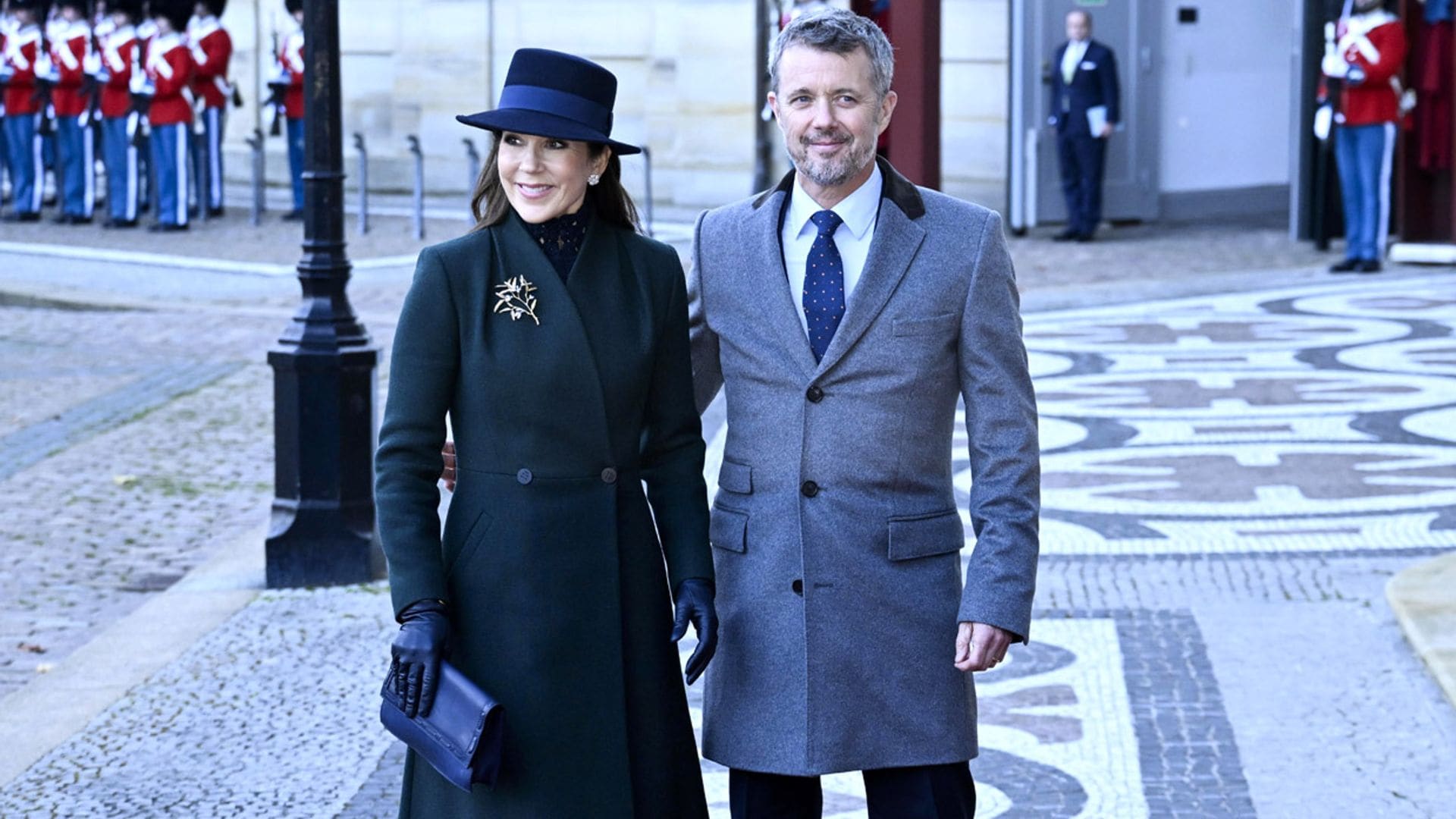 Mary de Dinamarca, pura elegancia con el abrigo verde que fascina a las 'royals' británicas y tacones de tachuelas