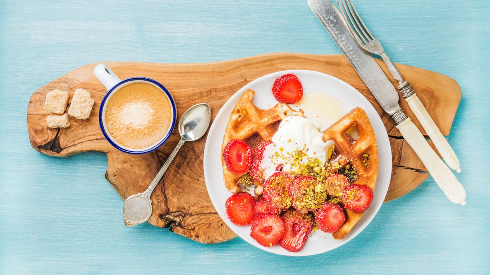 Gofres con nata semi-montada, fresas y pistachos