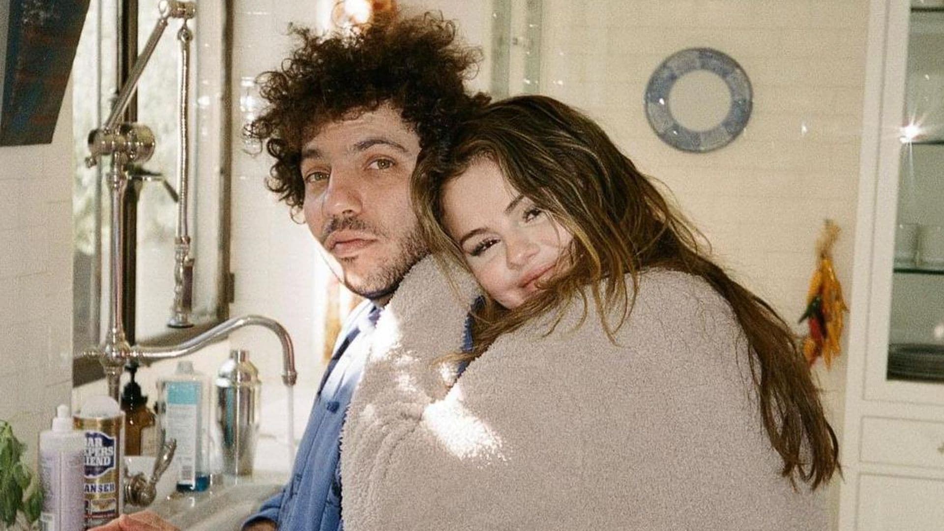 Selena Gomez se adelanta a San Valentín con las fotos más románticas junto a Benny Blanco