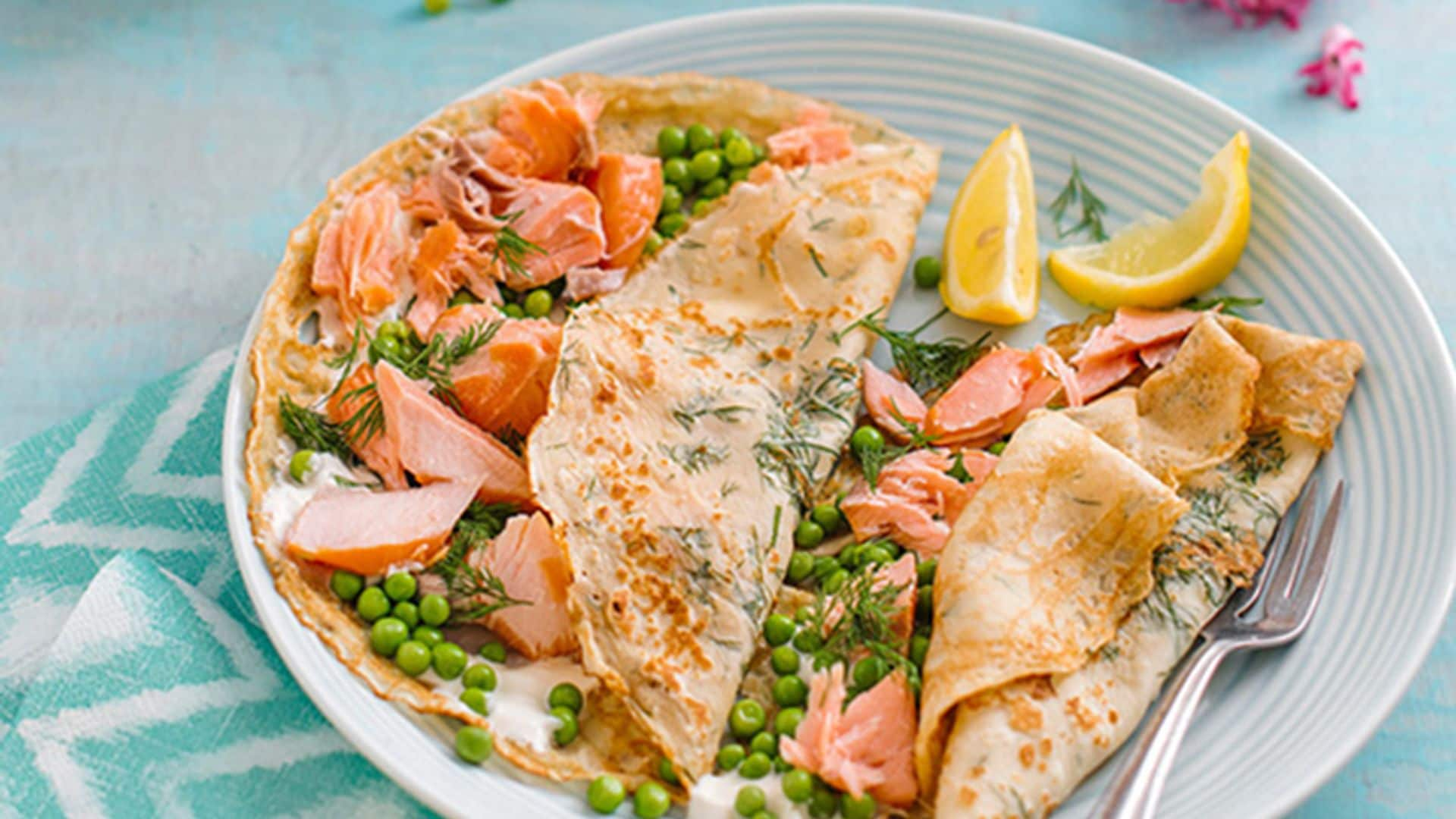 Crepes de salmón con crema agria y guisantes