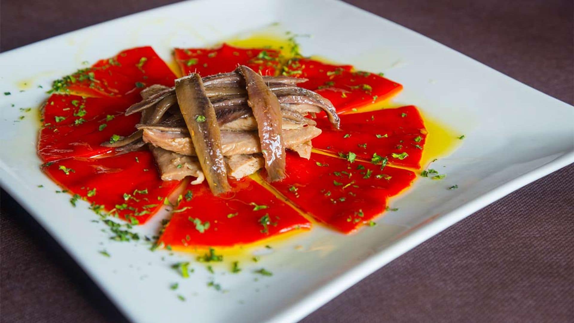 Ensalada de anchoas del Cantábrico con ventresca de bonito y pimientos