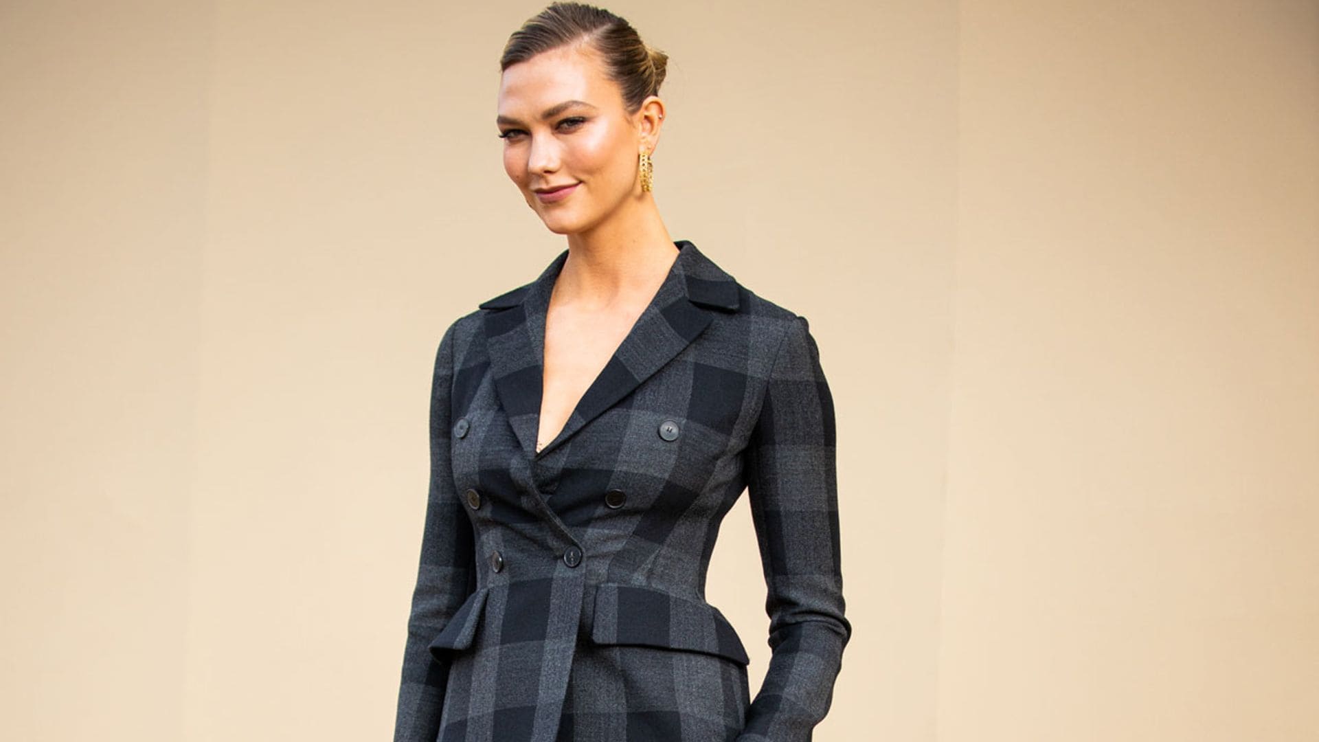 Karlie Kloss estrena la prenda 'mágica' para seguir llevando vestidos en otoño