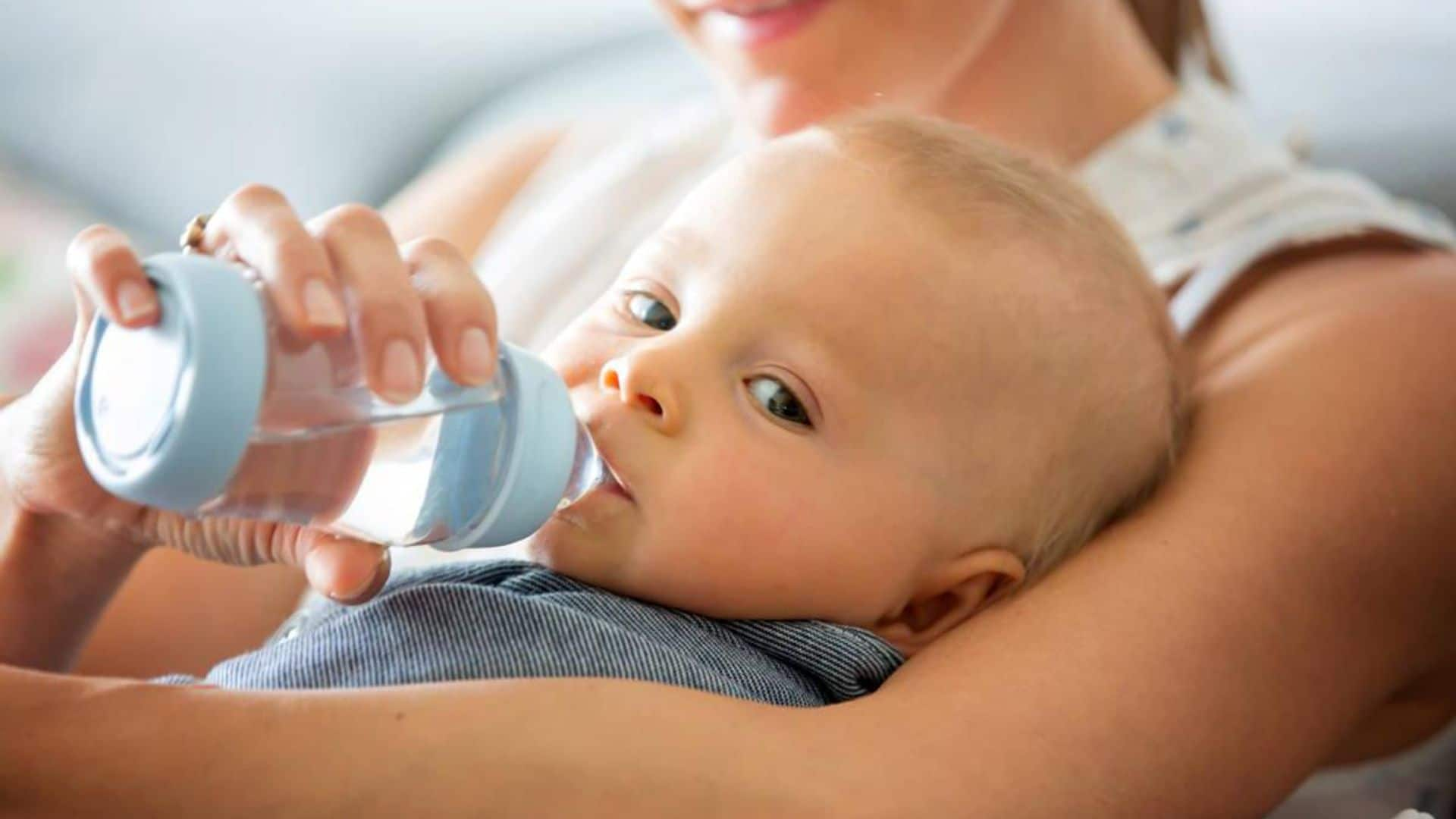 ¿Por qué mi bebé de 6 meses se atraganta con agua?