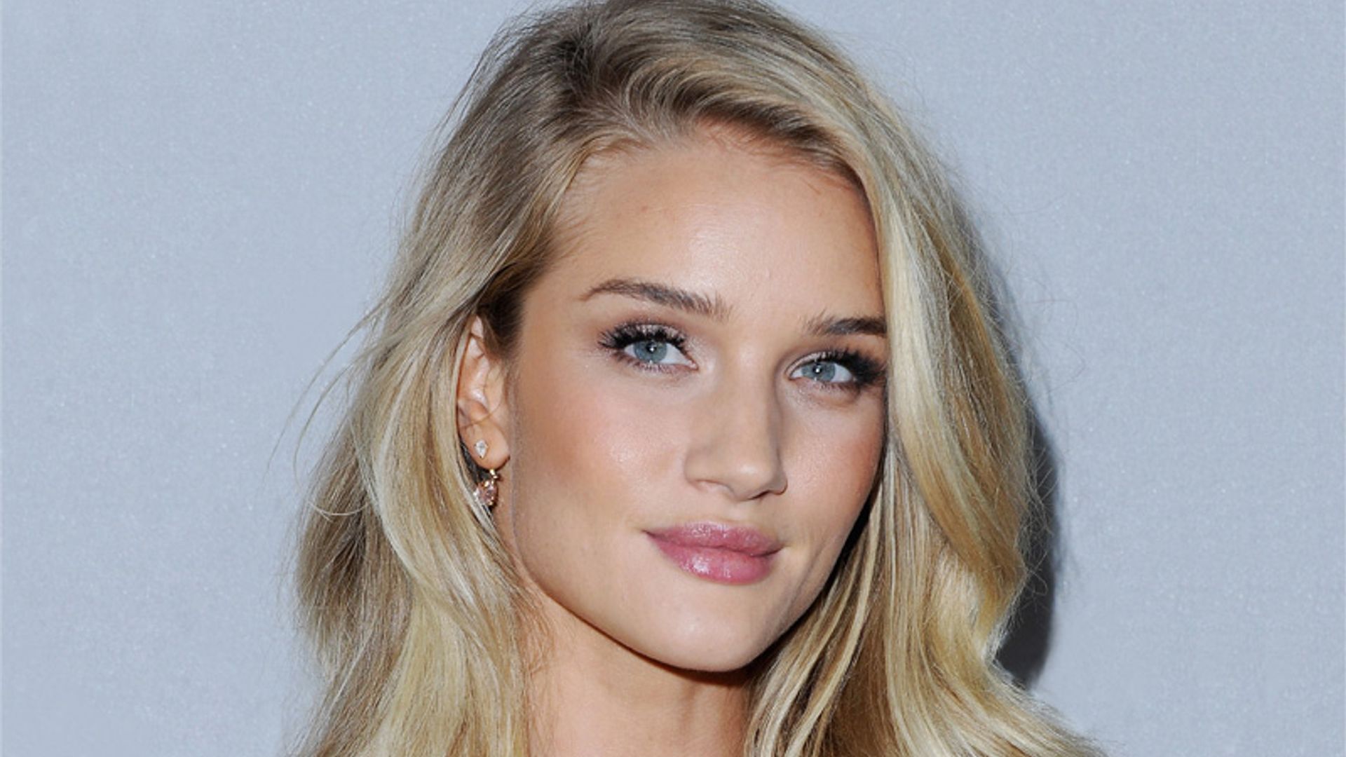 Así se maquilla Rosie Huntington-Whiteley... ¡en dos minutos!