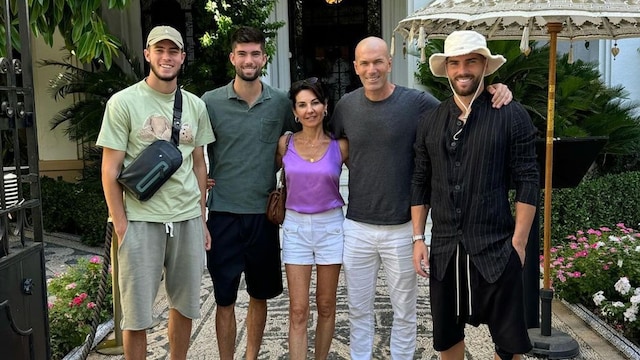 Zinedine Zidane con su mujer y tres de sus cuatro hijos