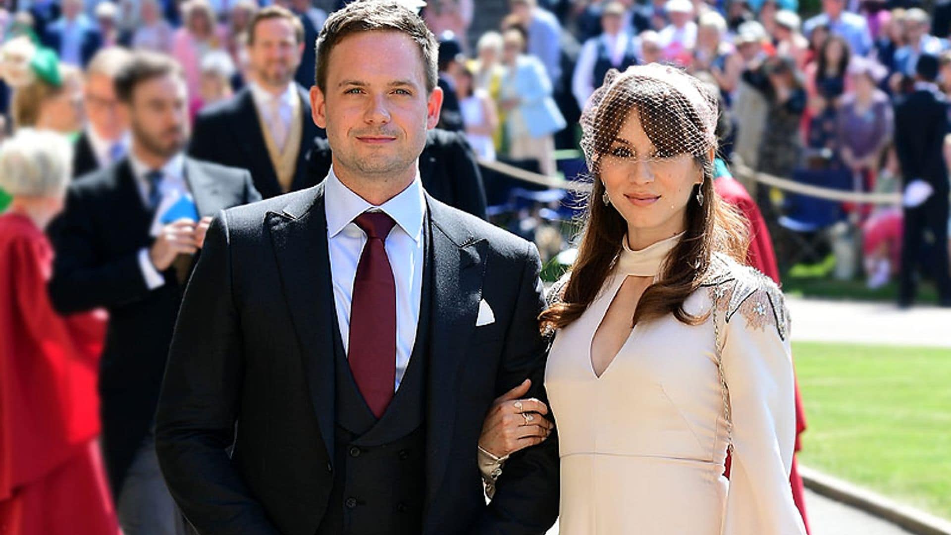 Troian Bellisario y Patrick J Adams, marido en la ficción de Meghan Markle, esperan su primer hijo