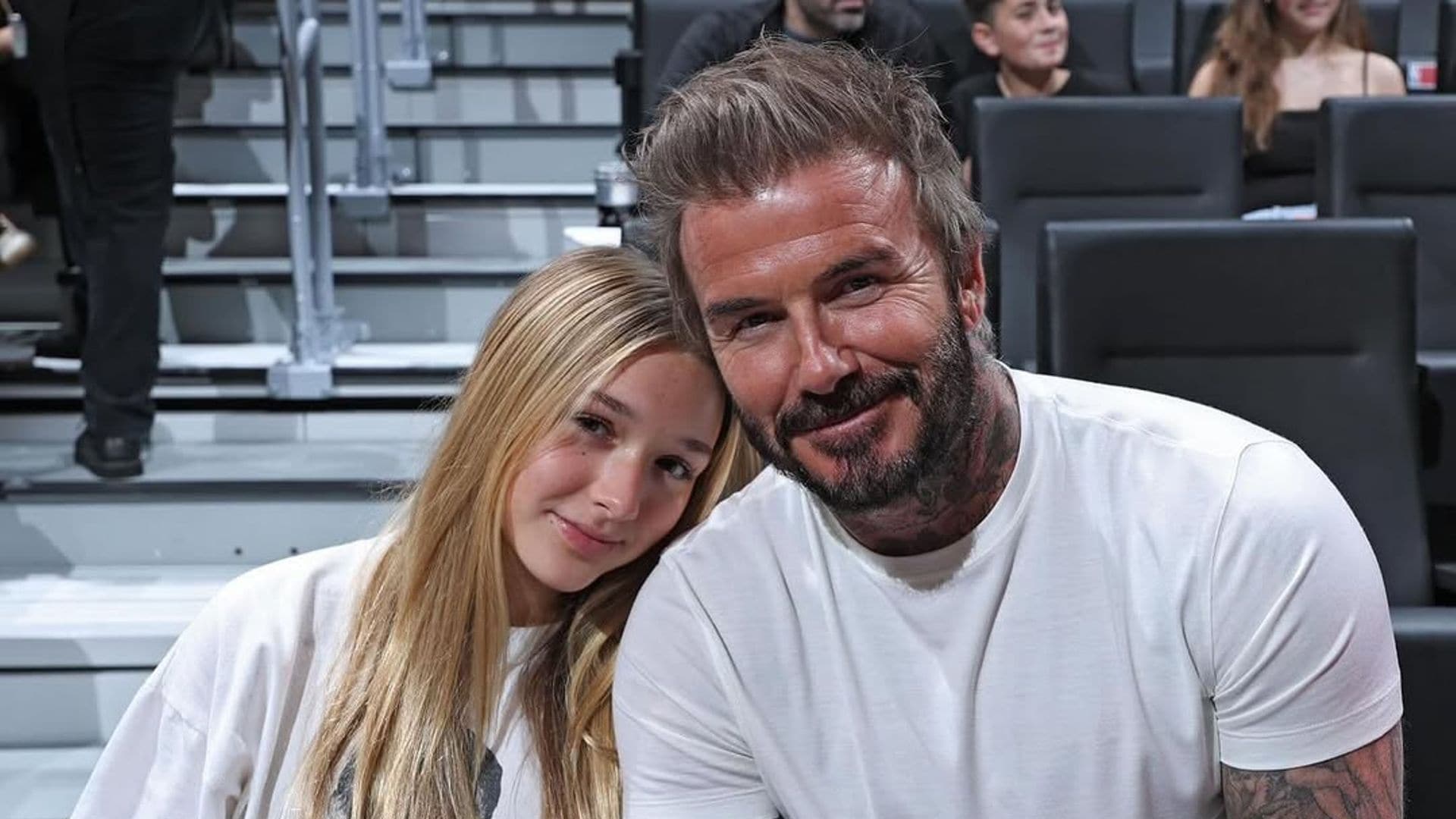 Harper Seven transforma su look deportivo con bolso de lujo para un partido de baloncesto con su padre, David Beckham