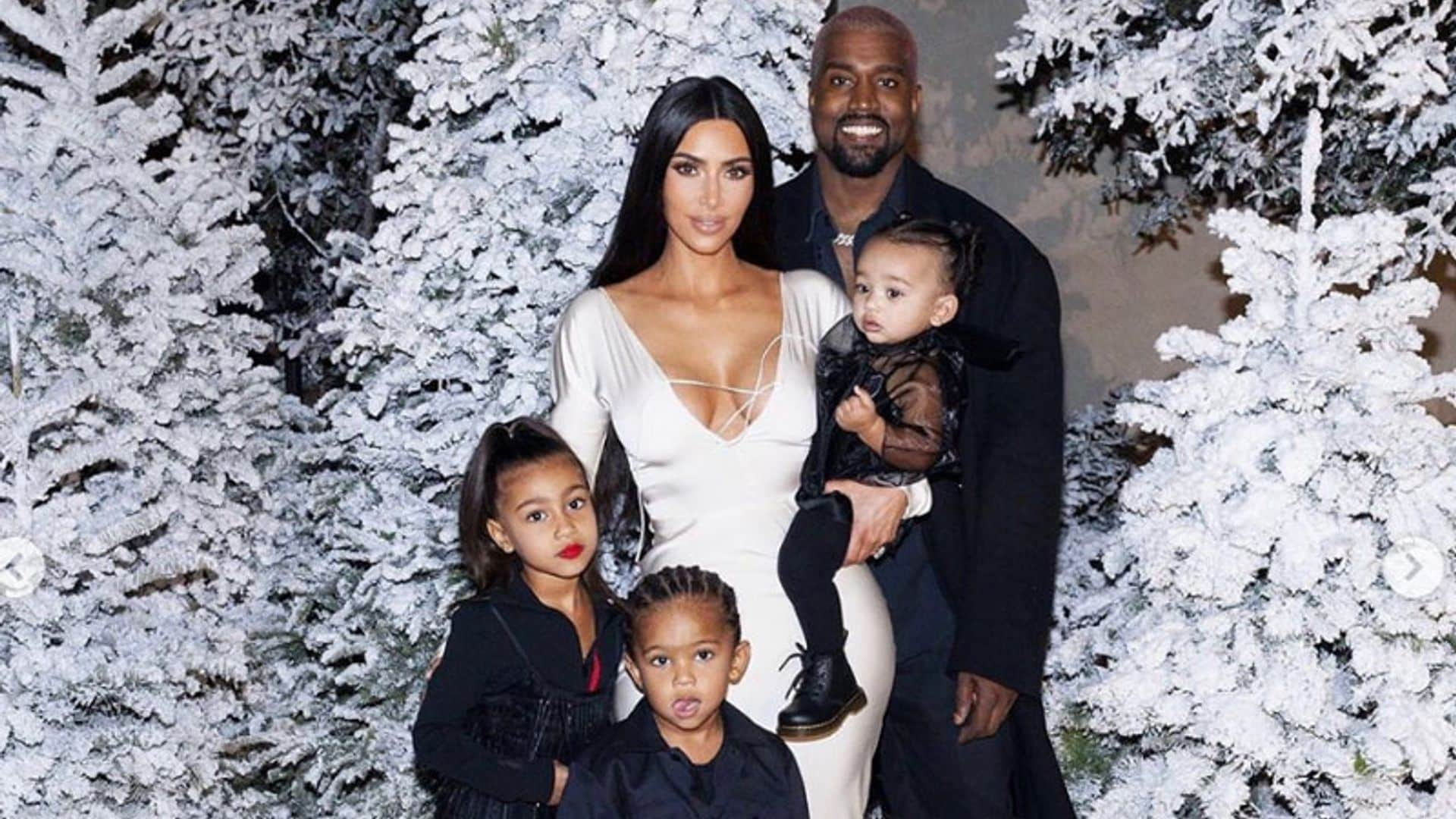 Nieve, 'El Grinch' y una actuación de John Legend: la impresionante fiesta navideña de las Kardashian