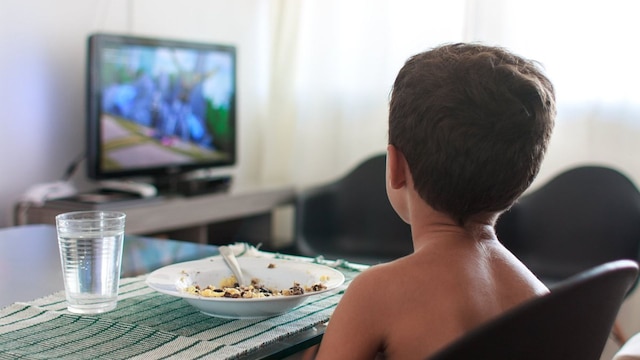 ni o comiendo y viendo la televisi n 