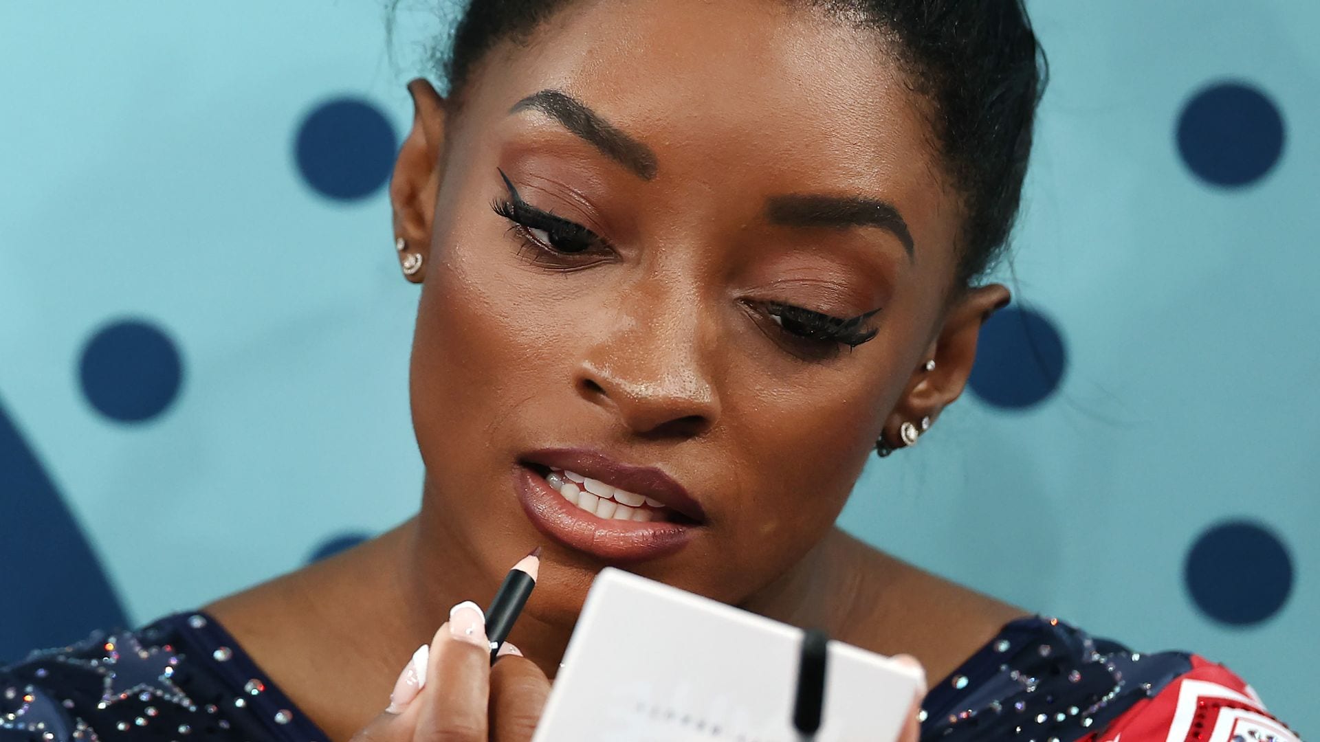 Las fotos virales de Simone Biles retocándose el maquillaje en plena competición (y sabemos con qué productos)