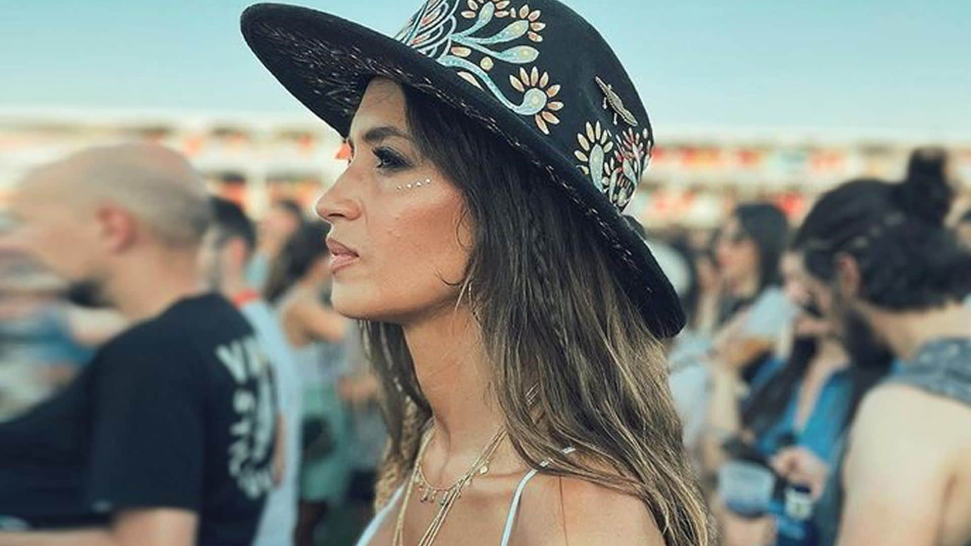 Sara Carbonero, de festival con el look más cómodo del verano y un maquillaje 'Euphoria'