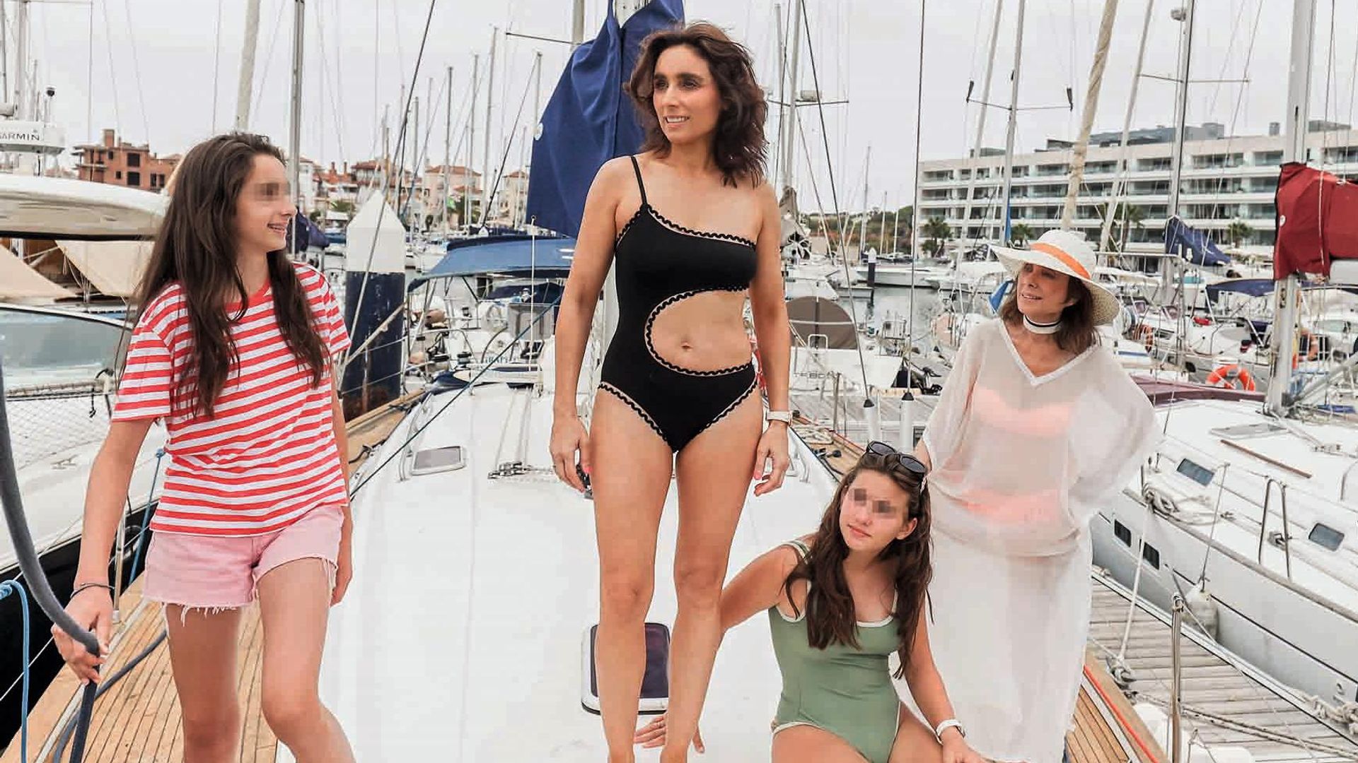 Paloma Segrelles: sus hijas y su madre, tres generaciones unidas, en un verano perfecto, en el puerto de Santa María