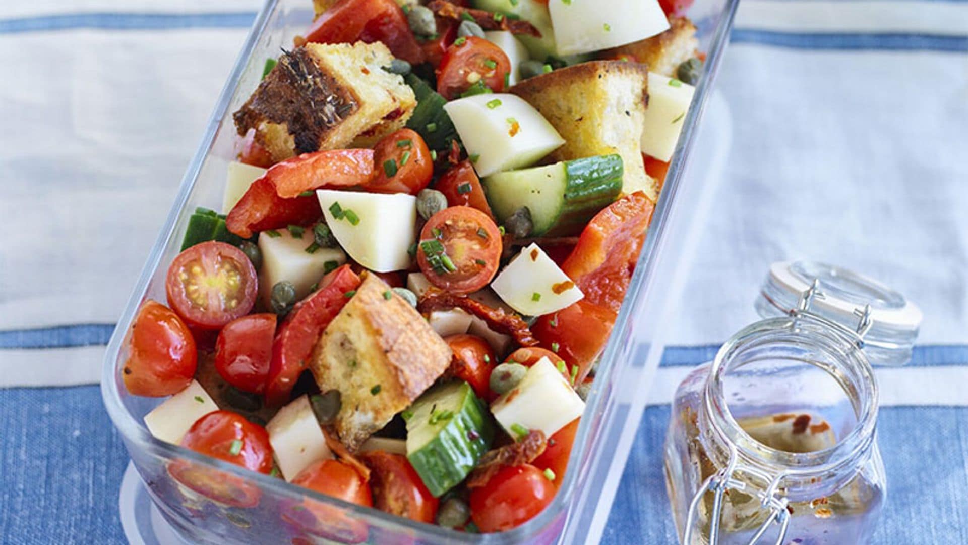 Ensalada 'Toscana' (pan, tomate, pepino y mozarela)