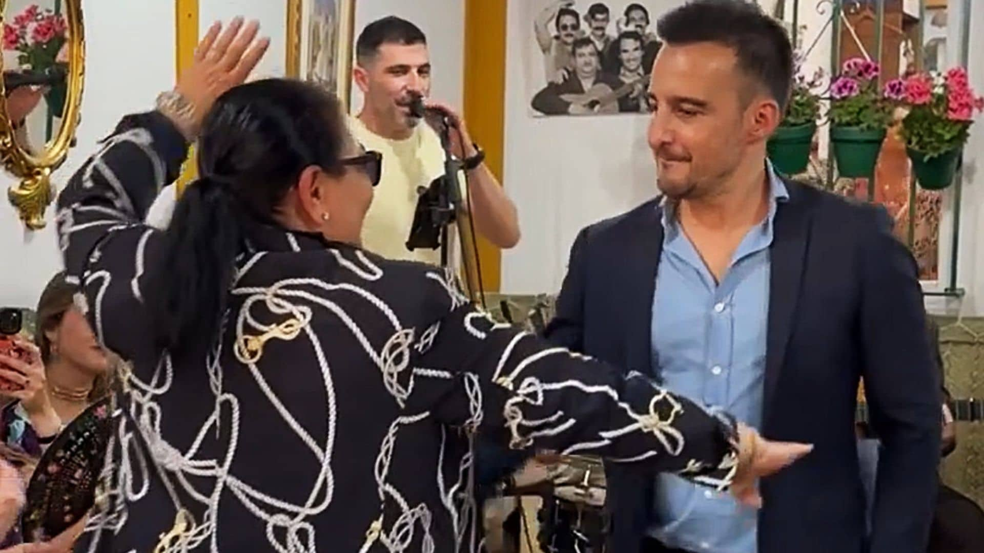 El divertido vídeo de Alejandro Amenábar bailando flamenco junto a María del Monte en la Feria de Abril