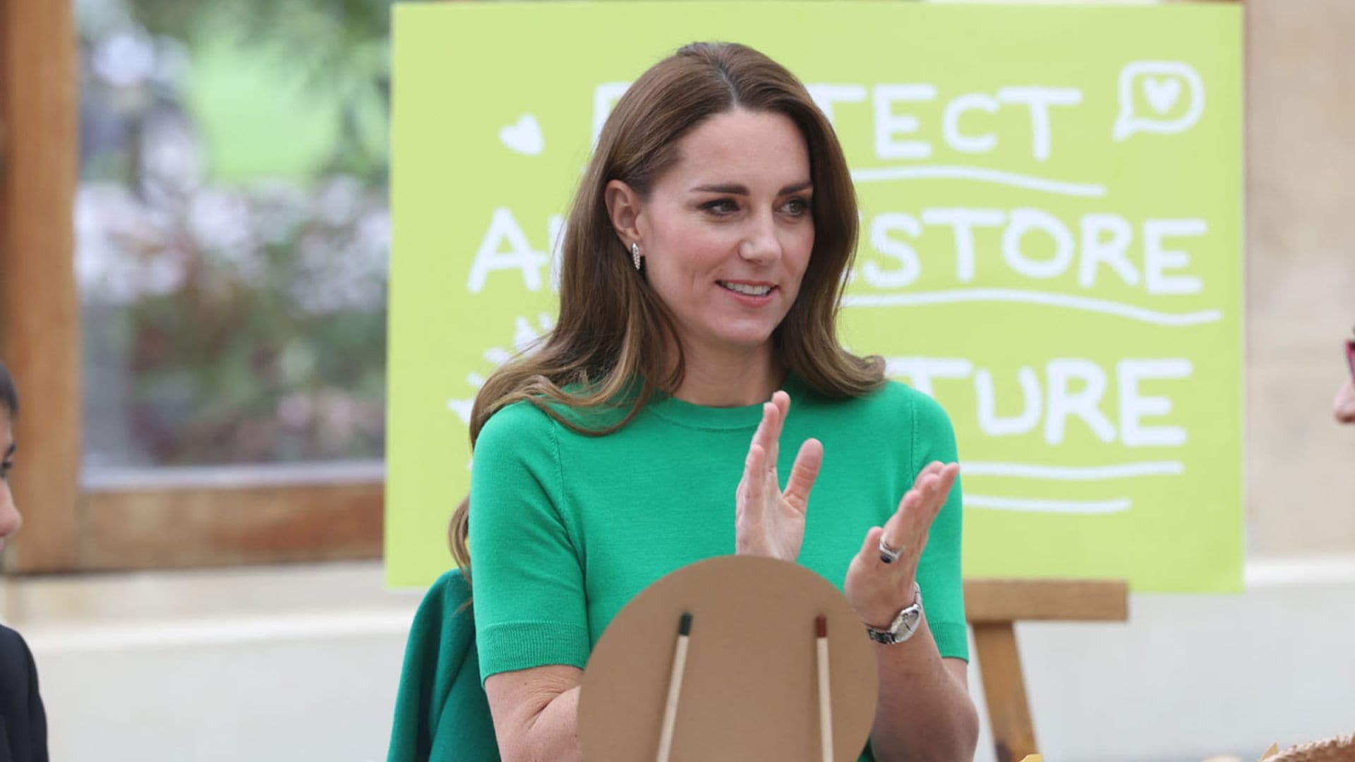 Kate apuesta por el verde con un jersey de Zara y su confiable abrigo 'Allie'