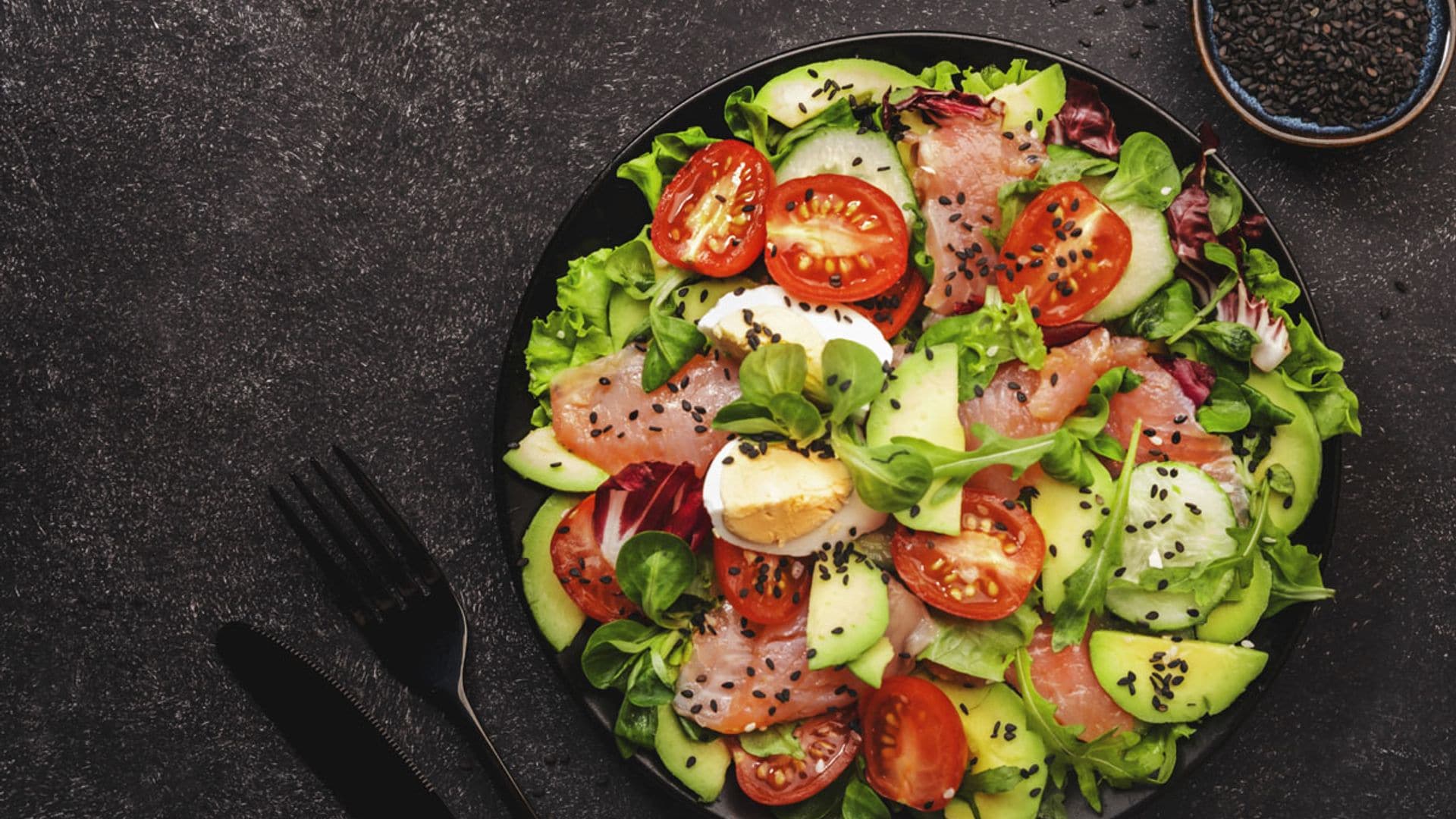 Ensalada de rúcula con salmón y aguacate