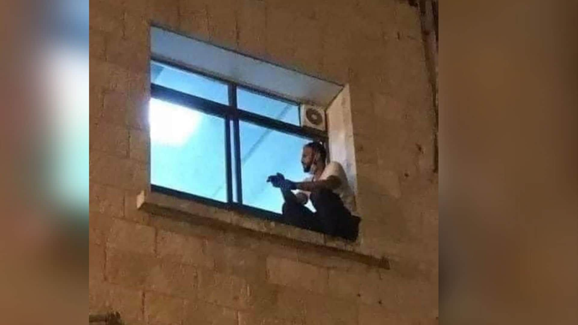 Joven palestino trepaba la pared de un hospital para ver a su madre enferma de COVID-19