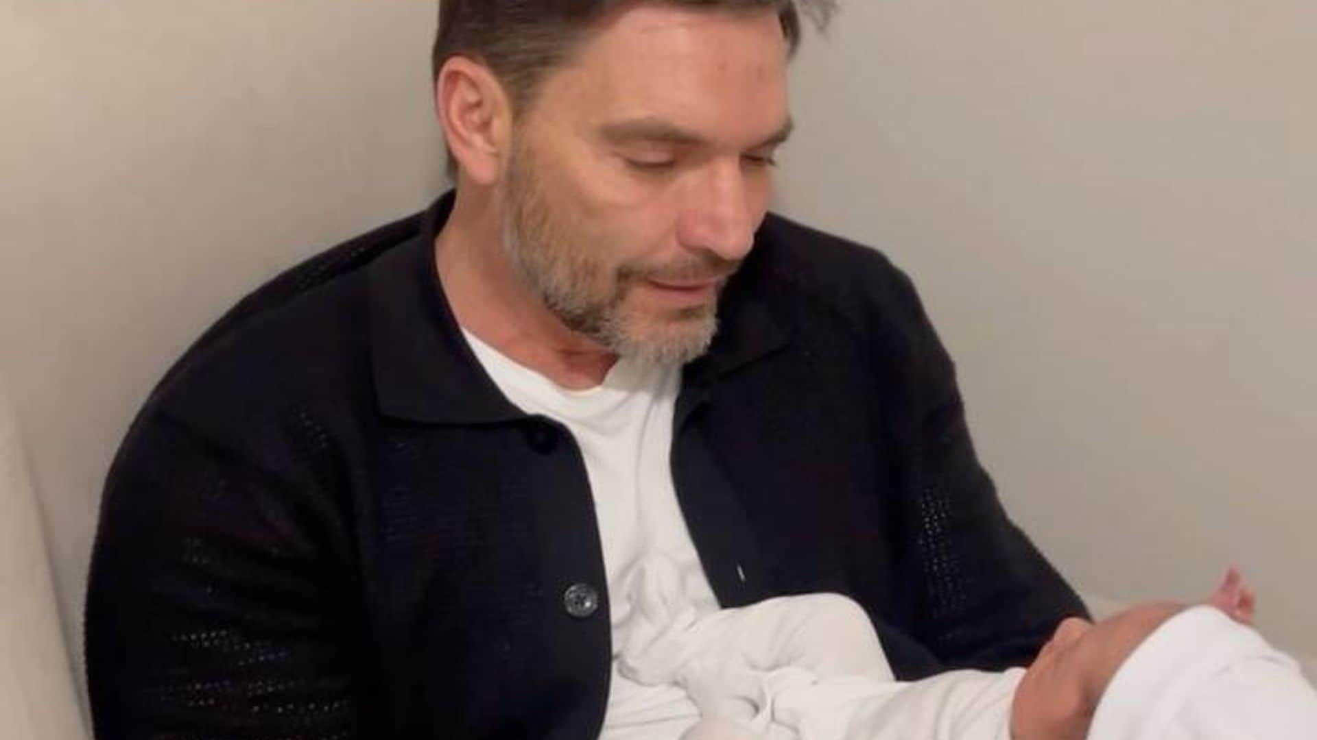 En exclusiva, Julián Gil nos habla de su emocionante debut como abuelo