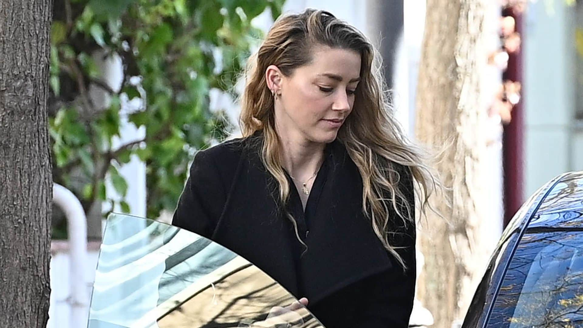 Guapísima, Amber Heard reaparece en público tras la noticia de su nuevo bebé