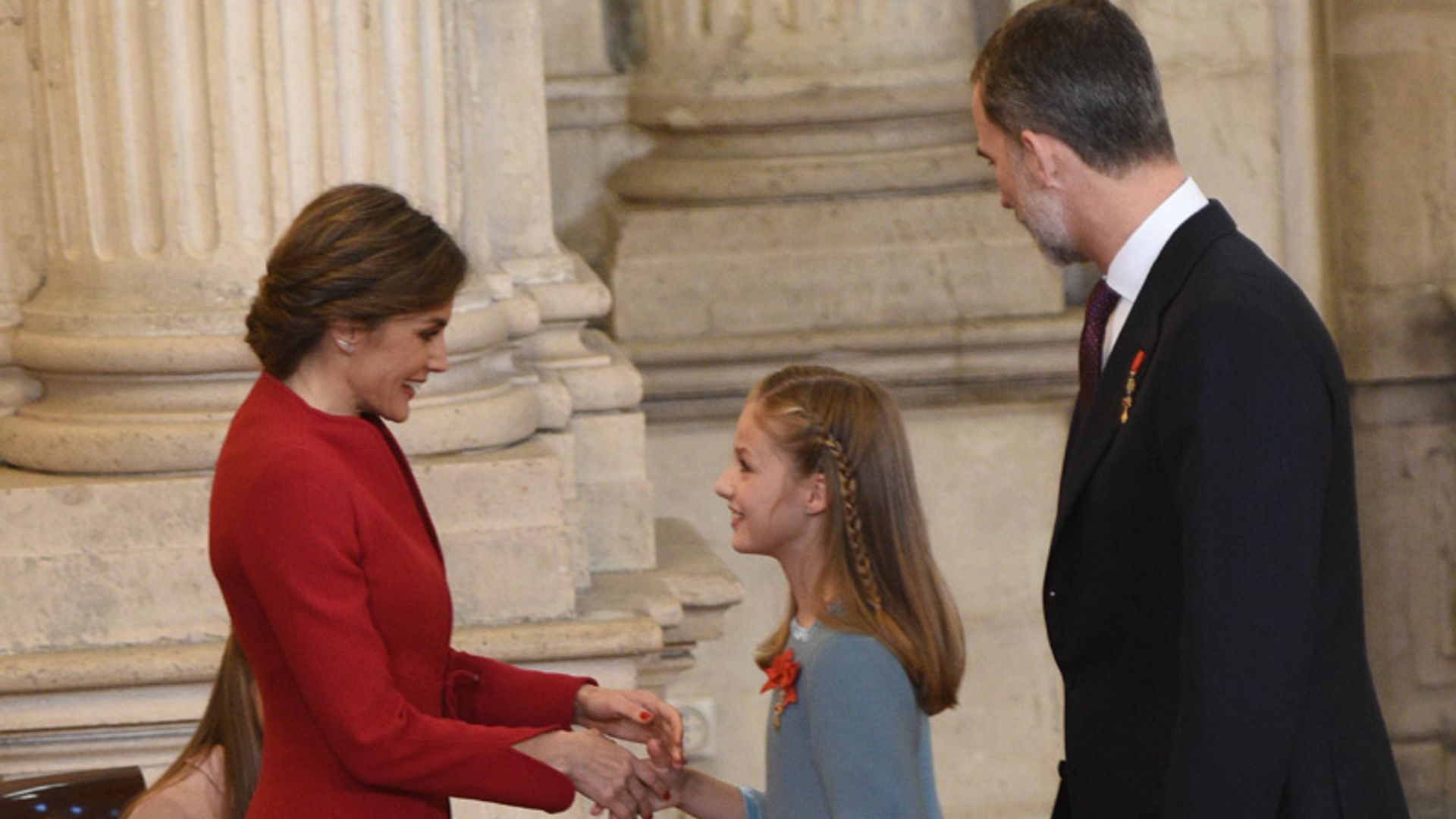 EN VÍDEO: doña Letizia, una madre orgullosa pendiente en todo momento de sus hijas