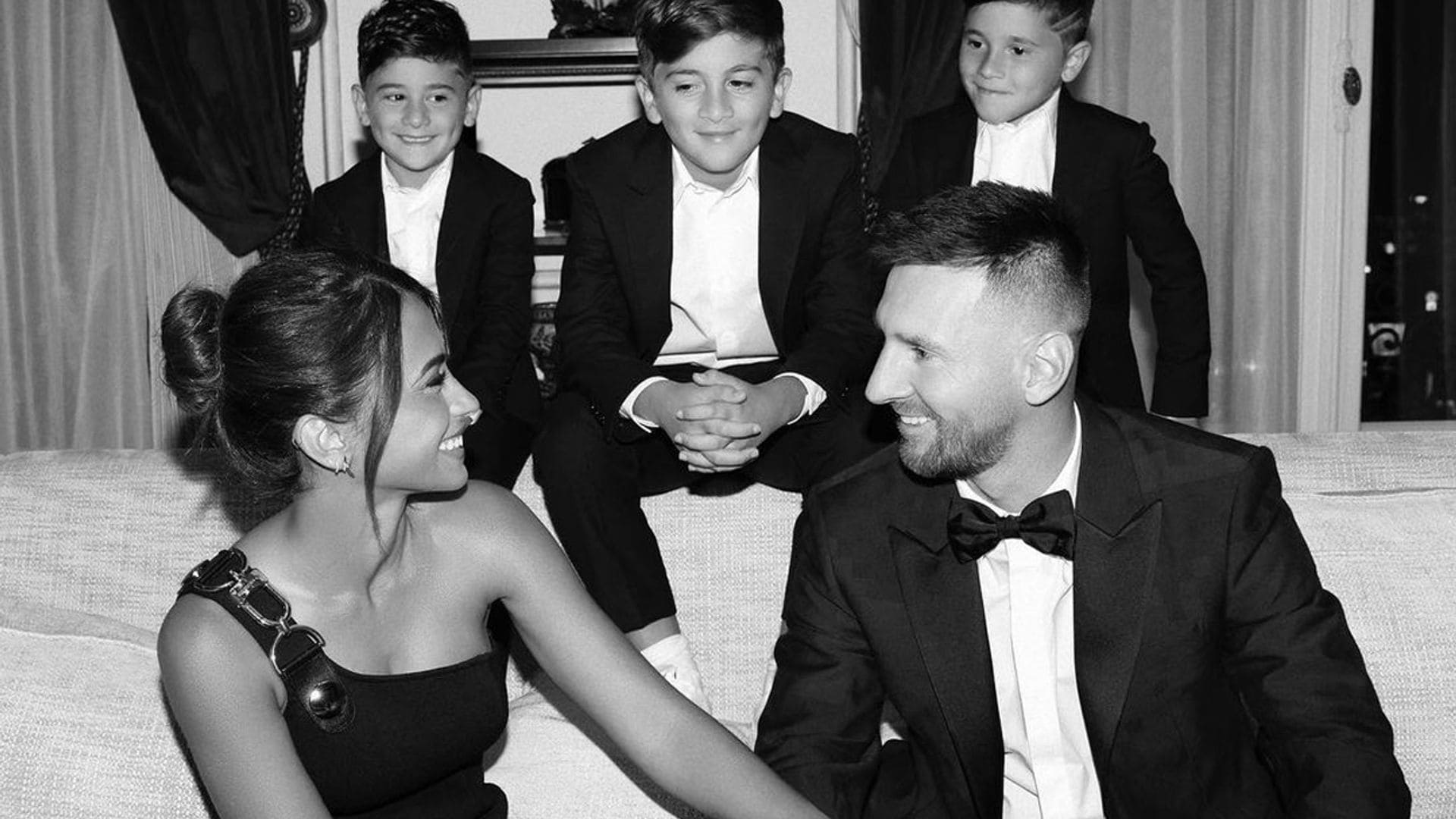 Leo Messi y Antonela Roccuzzo, felices y radiantes con sus tres hijos en su posado más espectacular